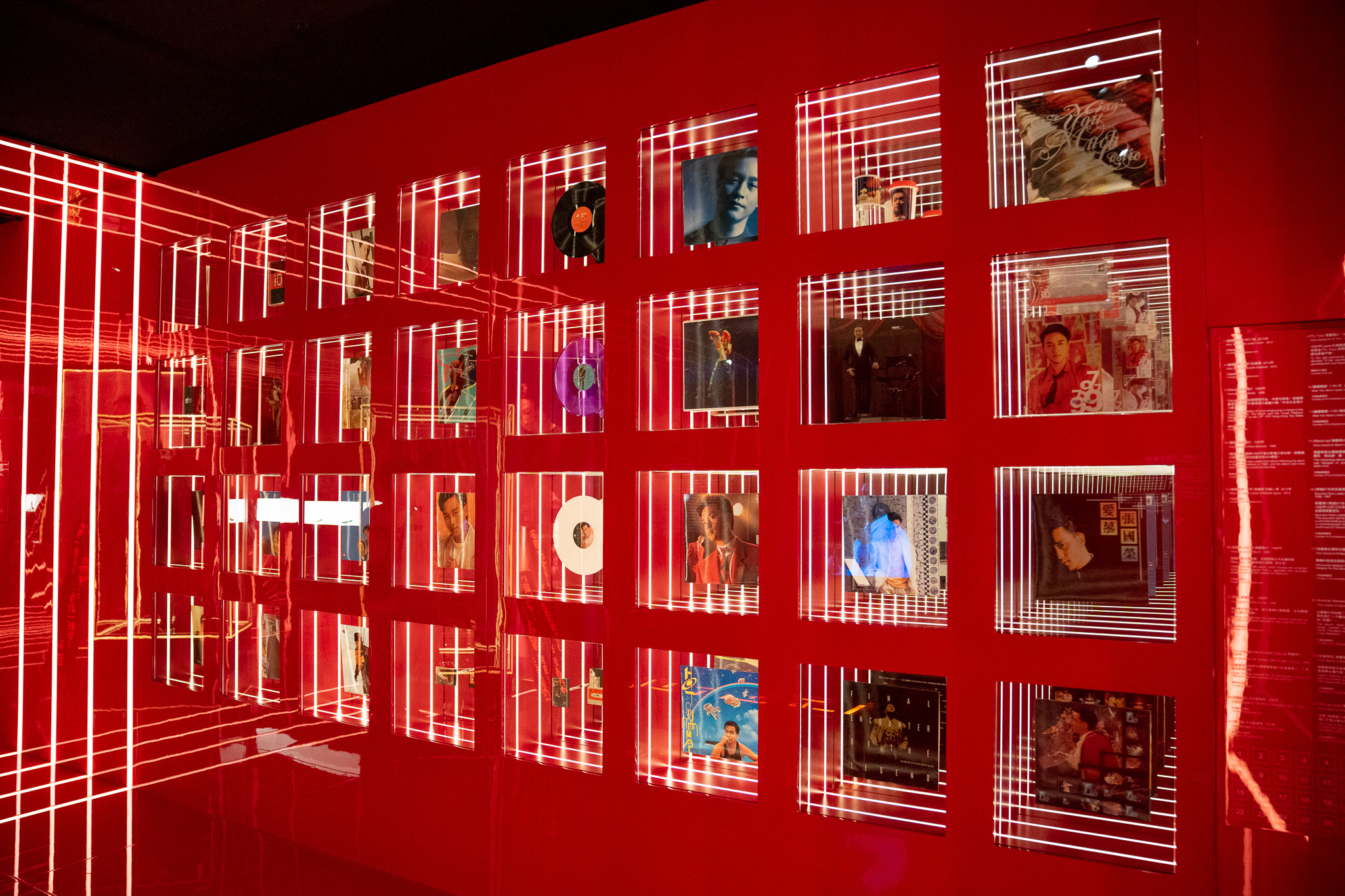 「音樂區」展出了當年張國榮的卡式錄音帶及黑膠唱片等1980年代的流行文化產物。 
