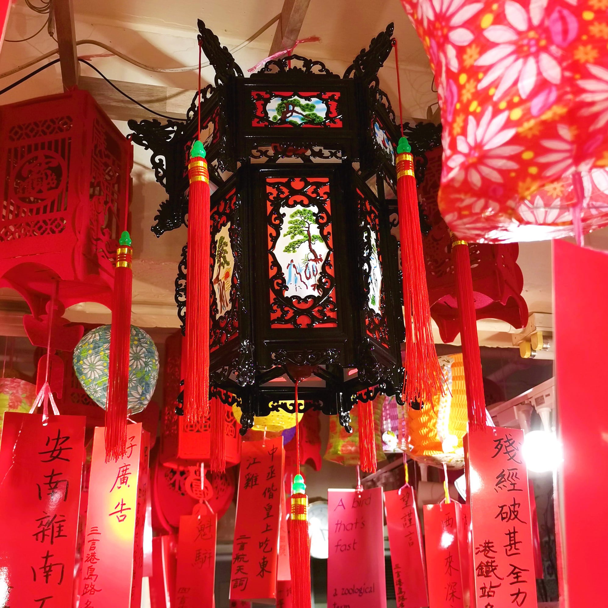 華人慶祝元宵節的活動包括賞花燈及猜燈謎。（圖片來源：香港聯謎社Facebook）