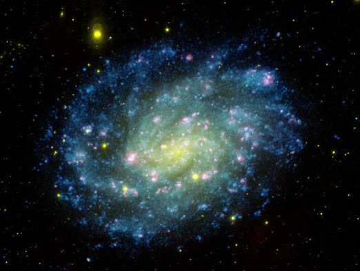 美國航空航天局（NASA）亦在社交媒體上發布一張星系圖片，形容「這張雕刻家星座（constellation Sculptor，也稱玉夫座）旋渦星系的圖片展示了巴西的顏色」，向比利致敬。（圖片來源：NASA Instagram）