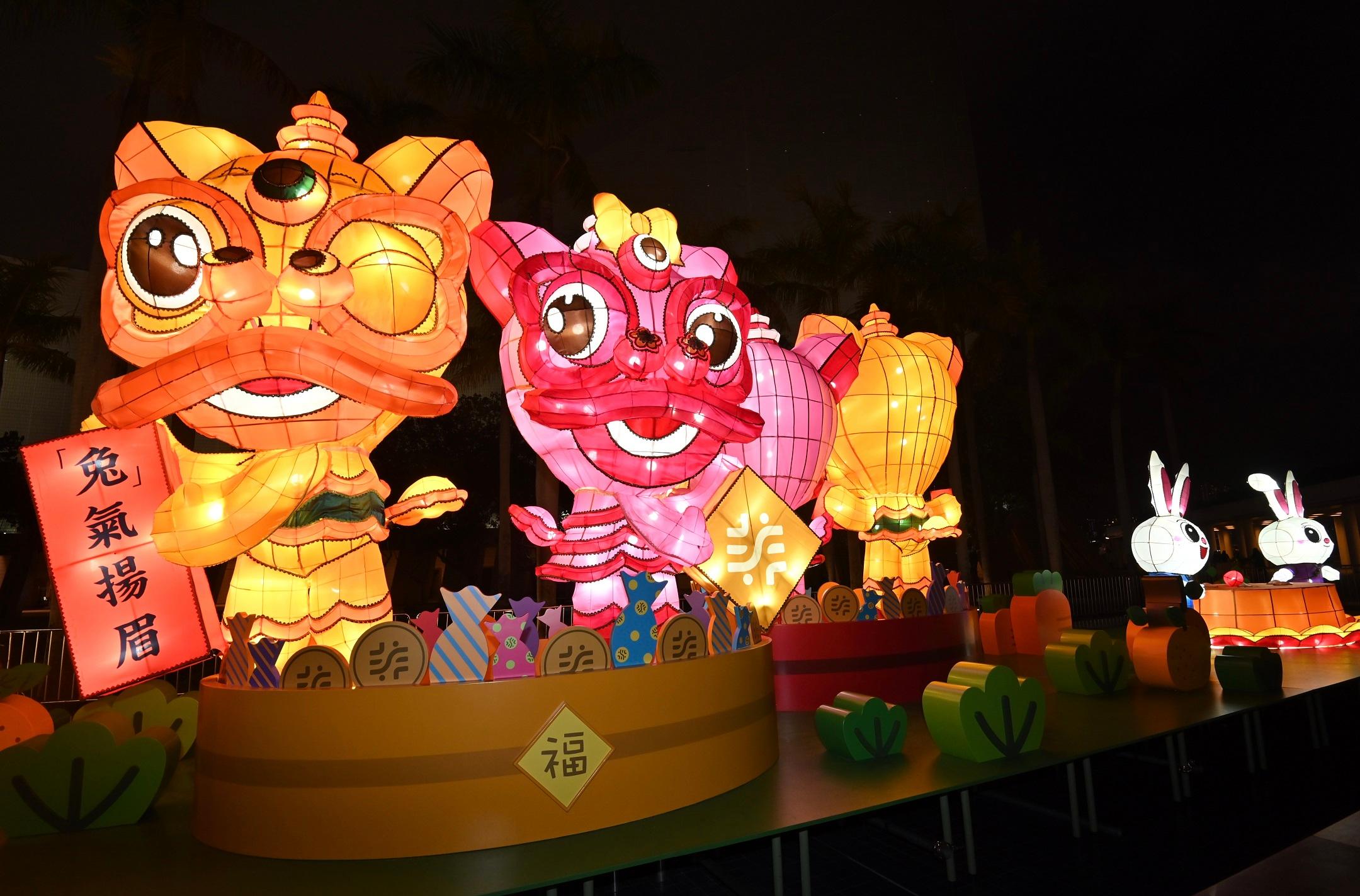 康文署今年在農曆新年期間，在香港文化中心露天廣場舉行春節綵燈展《兔來運轉‧花燈迎新禧》。（圖片來源：政府新聞處）