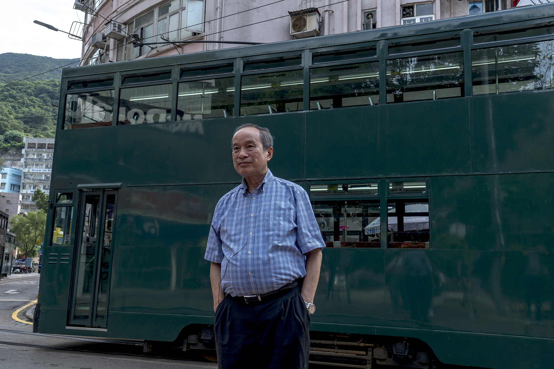 香港掌故專家鄭寶鴻自小在港島區長大，經常以「叮叮」代步，對電車的歷史及發展瞭如指掌。