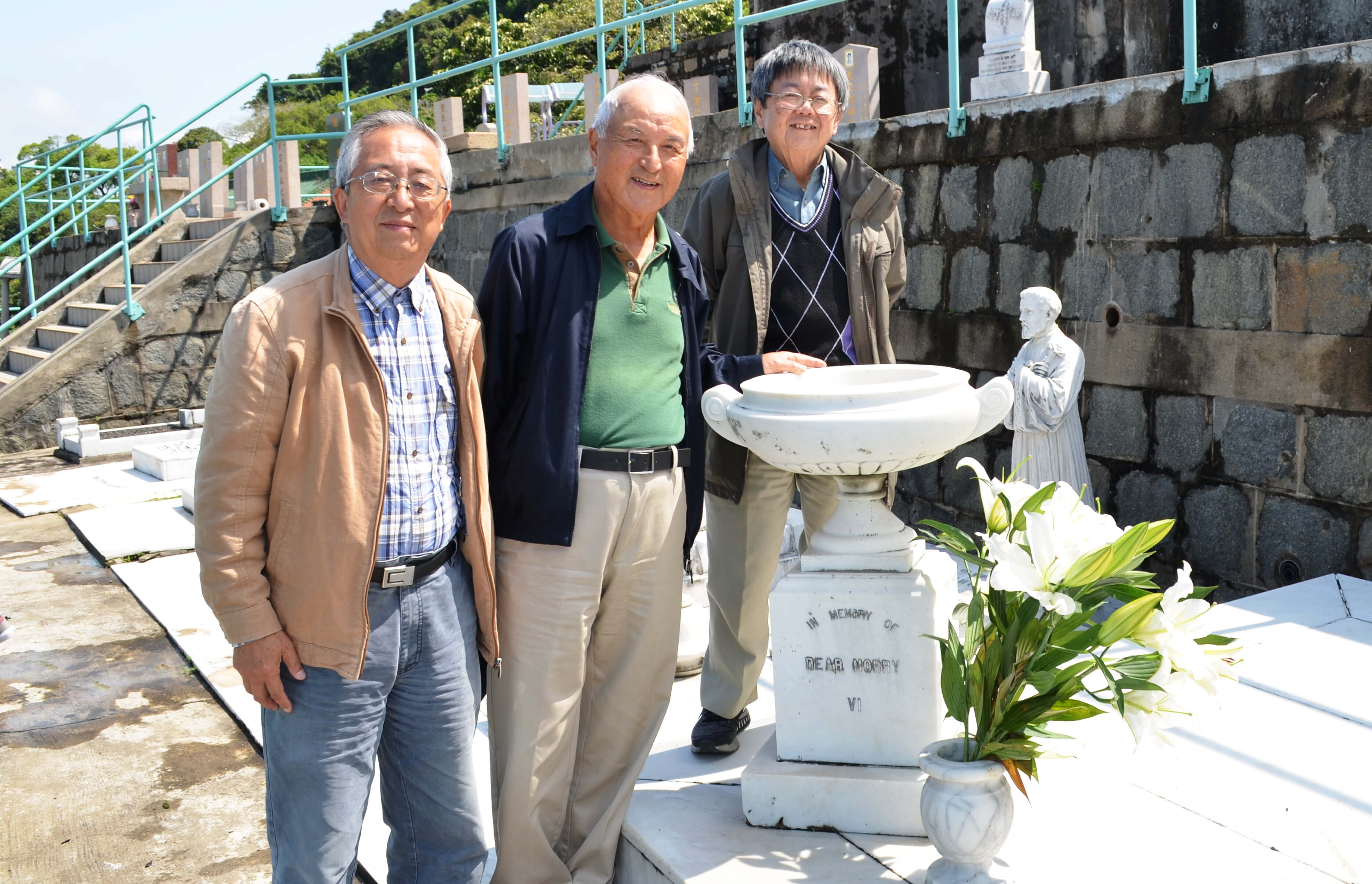 劉蜀永、容永成、丁新豹（由左至右）在薄扶林華人基督教墳場容覲彤墓地。（作者提供）