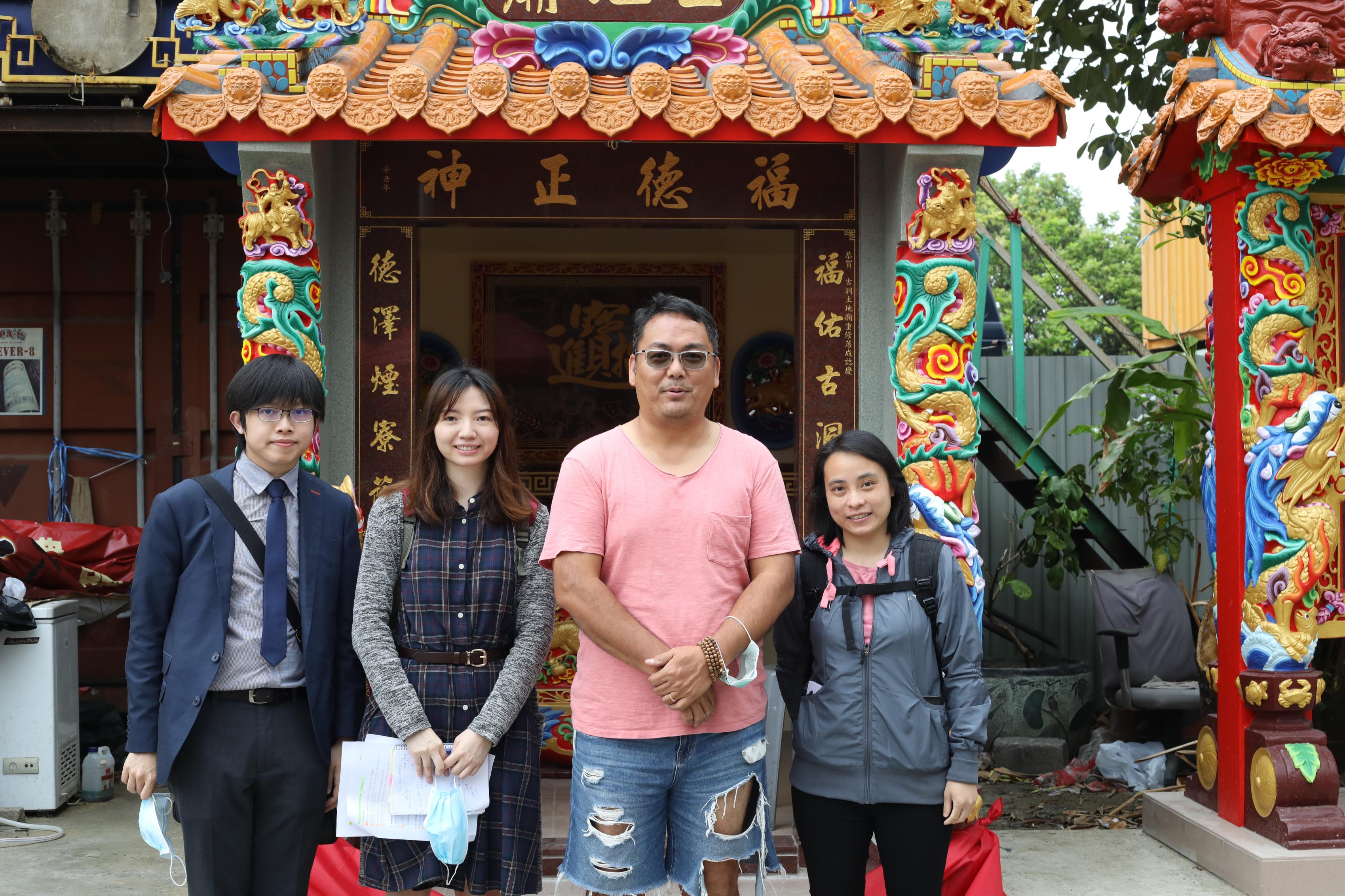 2021年3月5日香港地方志中心人員與受訪者冒卓祺（右二）在古洞煙寮土地廟前合照。