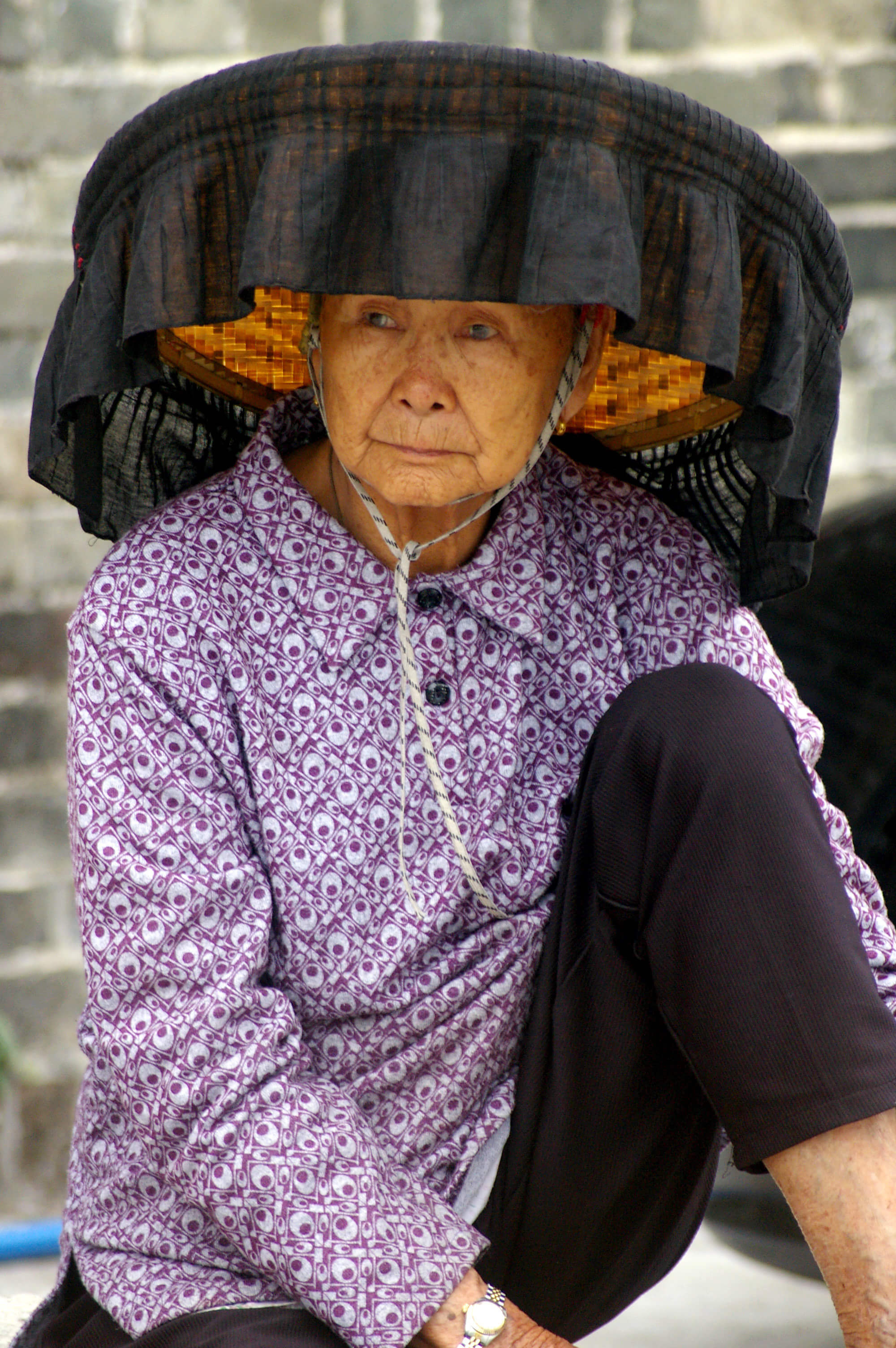 戴著客家傳統帽飾的婦人