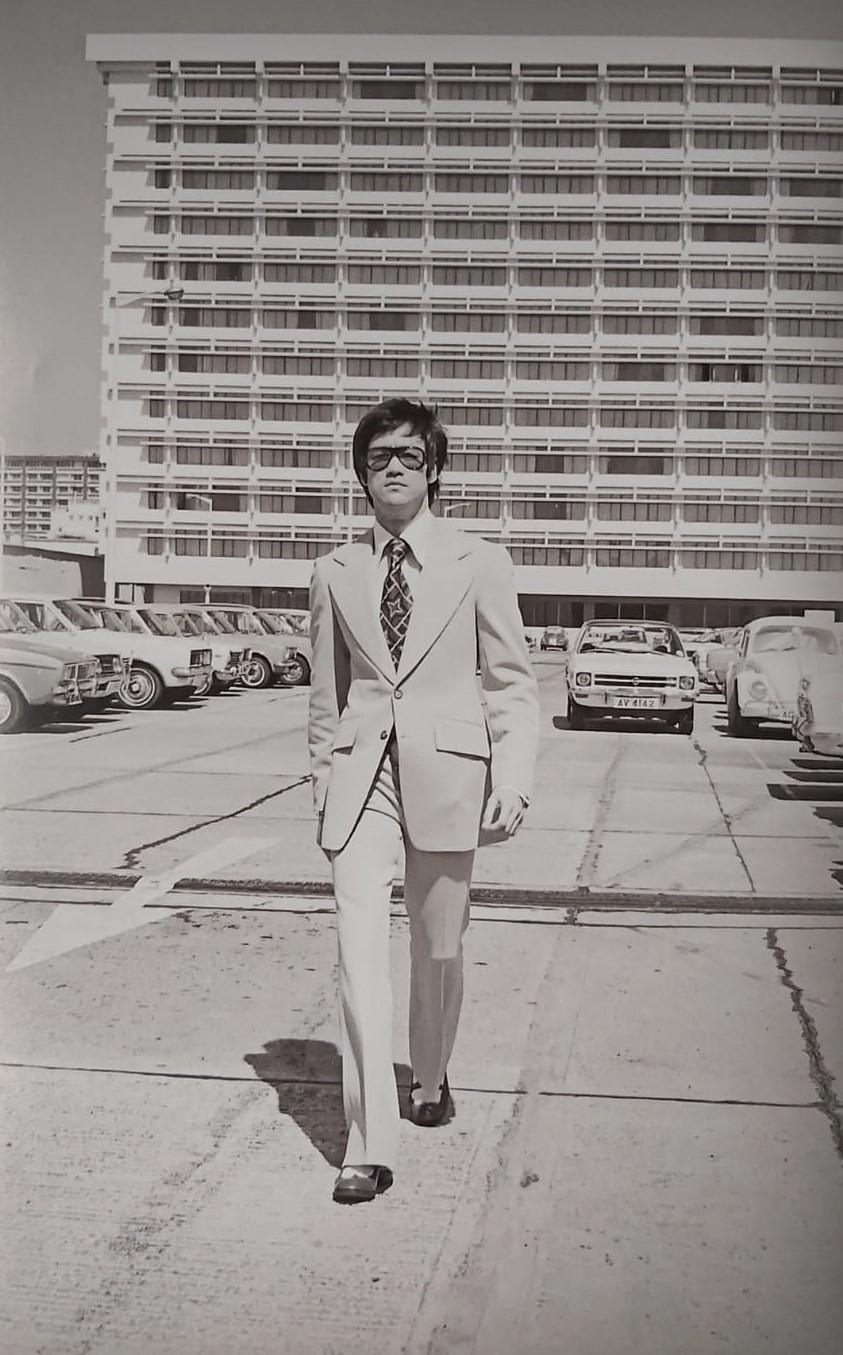 李小龍在海運大廈停車場行catwalk，背景是1969年開幕的香港酒店。(收藏家吳貴龍先生提供)