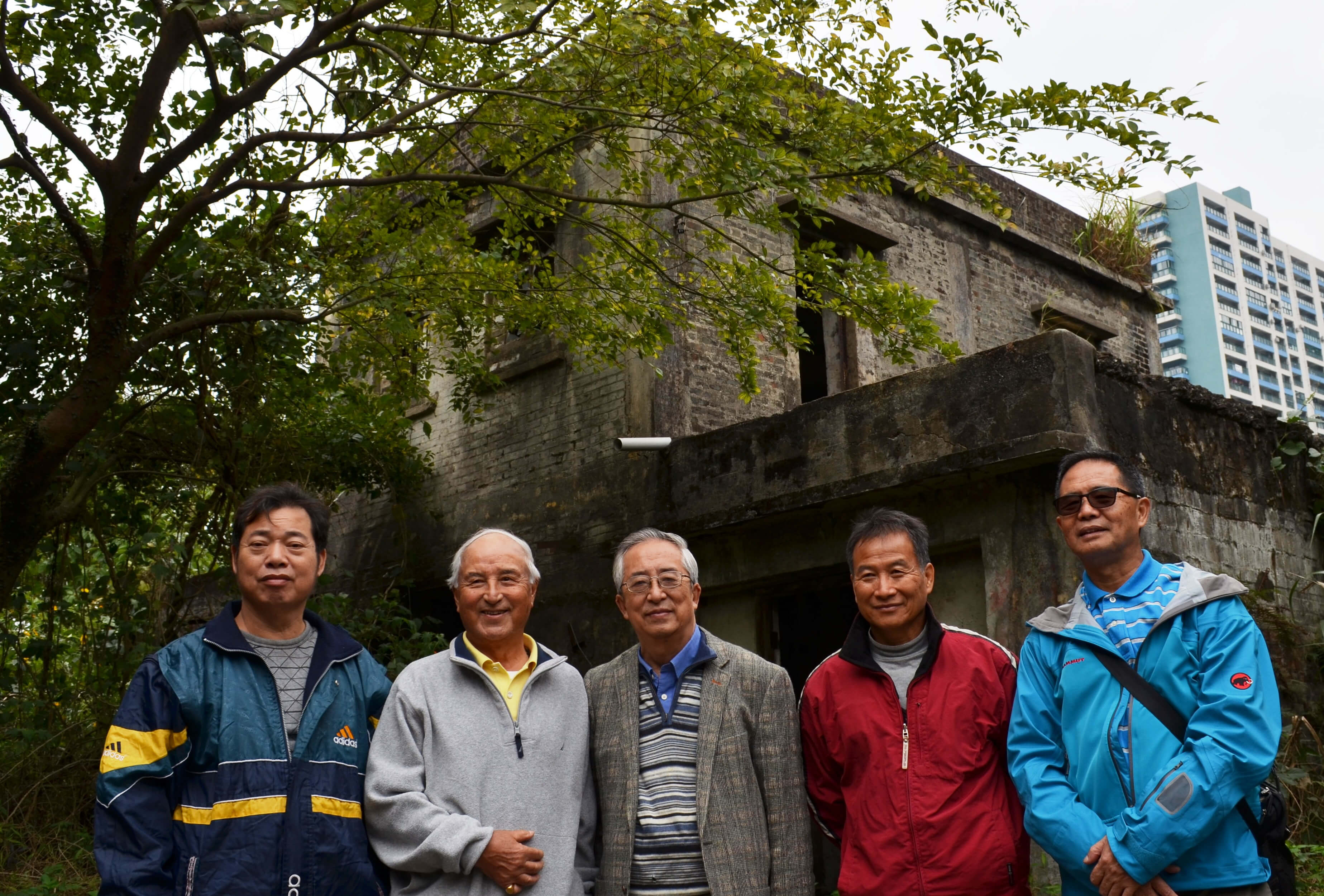 葉華清、容永成、劉蜀永、葉長風、蘇萬興（由左至右）在蓮麻坑礦場寫字樓舊址前。（作者提供）