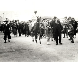 馬主遮打爵士拍攝「頭馬相」，攝於1920年代。（圖片來源：香港賽馬會網站）