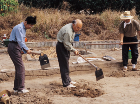 1996年安志敏教授（中）、商志香覃教授在大灣遺址工作。（圖片由作者提供）
