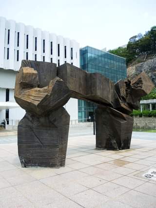1987年安置在中大「百萬大道」、屬於「太極系列」之一的《仲門》是朱銘的著名作品。（圖片來源：香港中文大學校友事務處 Facebook）