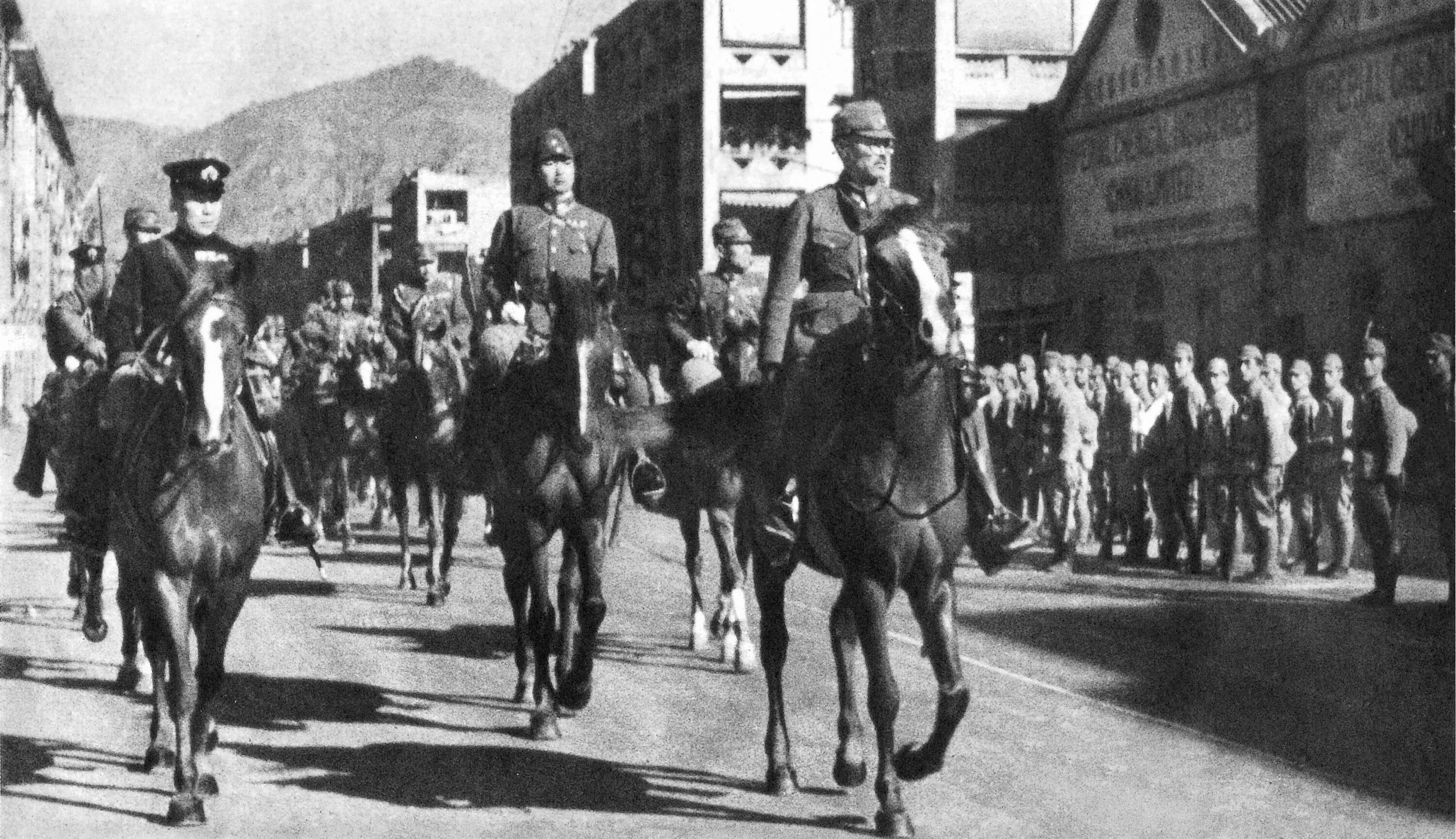 1941年12月香港淪陷後的第三天，日軍舉行入城式日軍海陸司令新見政一（左一）與酒井隆（右一）率領部隊經過灣仔軒尼詩道