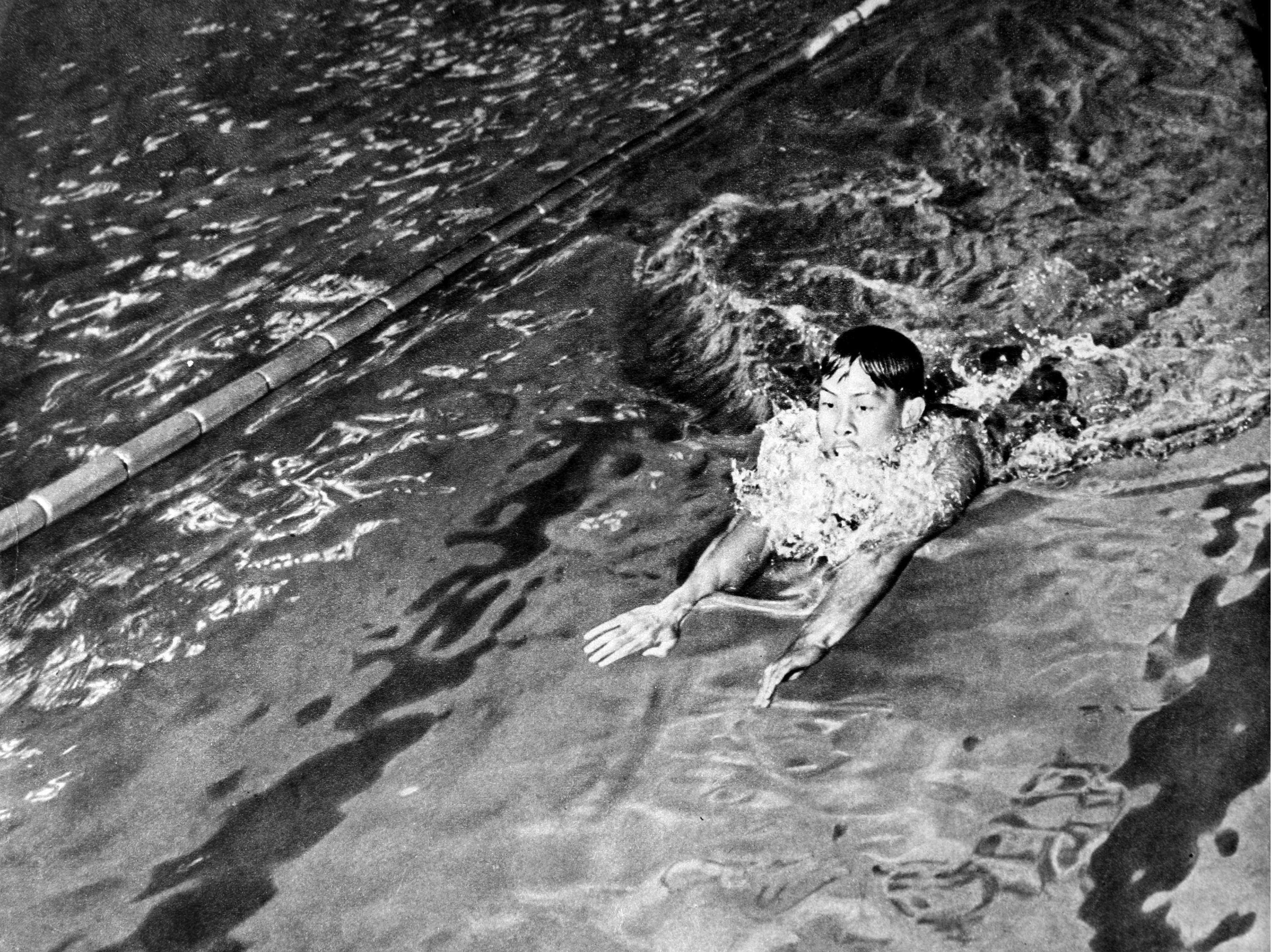 1957年5月，戚烈雲創造了1分11秒6的100米蛙泳世界紀錄。
