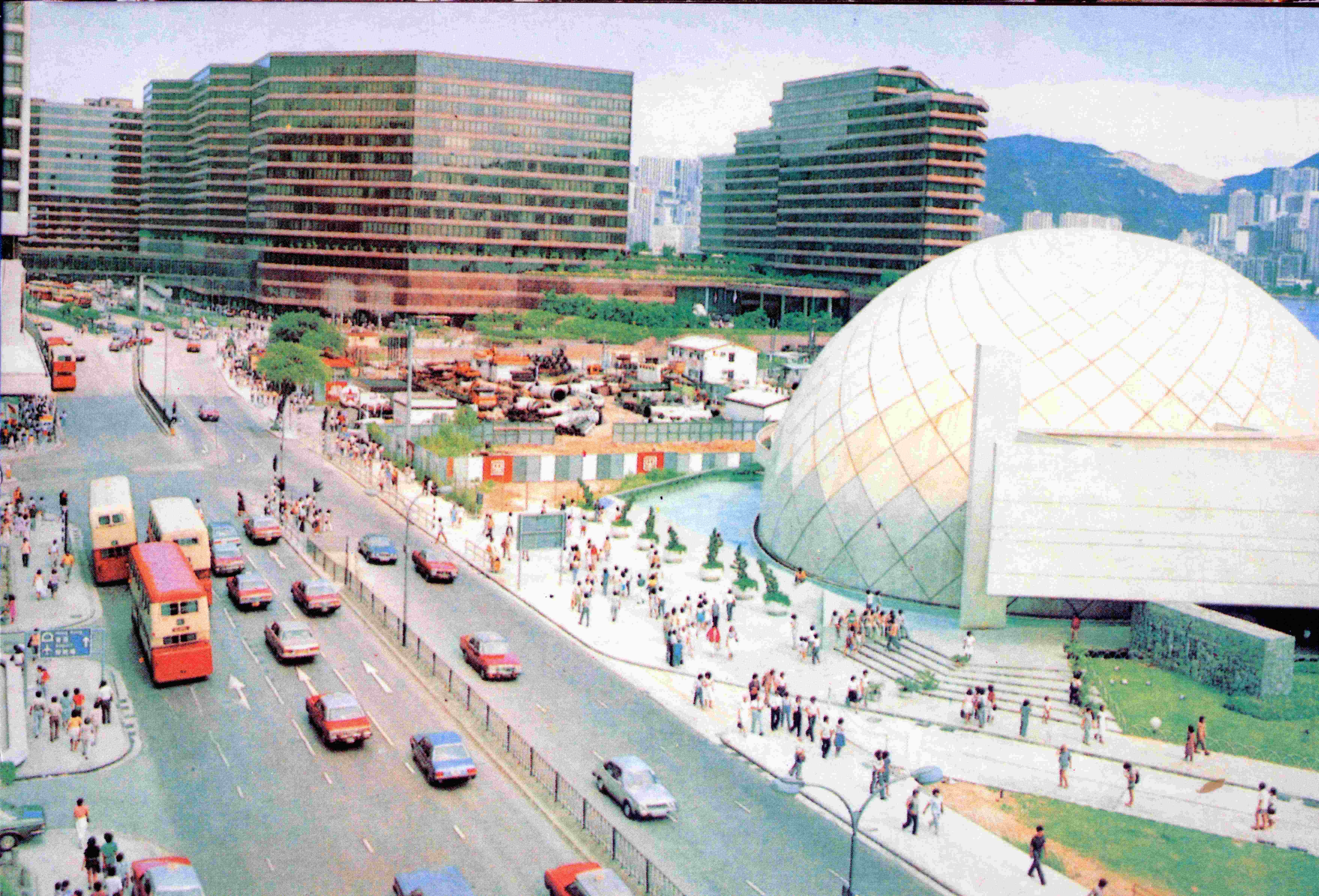 1980年代末的梳士巴利道，遠方可見新世界中心，其與太空館之間的空地正在興建地下商場—名店城。新世界中心和名店城均已拆卸重建。