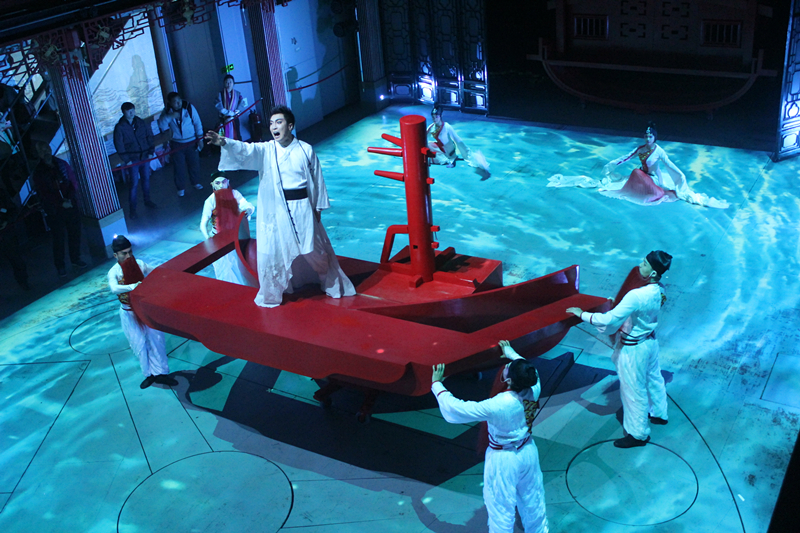 紅船是粵劇的象徵，清末民初是粵劇最繁盛的年代，粵劇戲班以紅船為交通工具，在珠三角水域遊走四鄉，靠岸演出，極其繁盛。所以粵劇戲班也叫「紅船班」，粵劇藝人也自稱「紅船弟子」。圖為2016年2月4日，廣州文化旅遊重點專案粵劇紅船《船說》在珠江河上啟航首演。