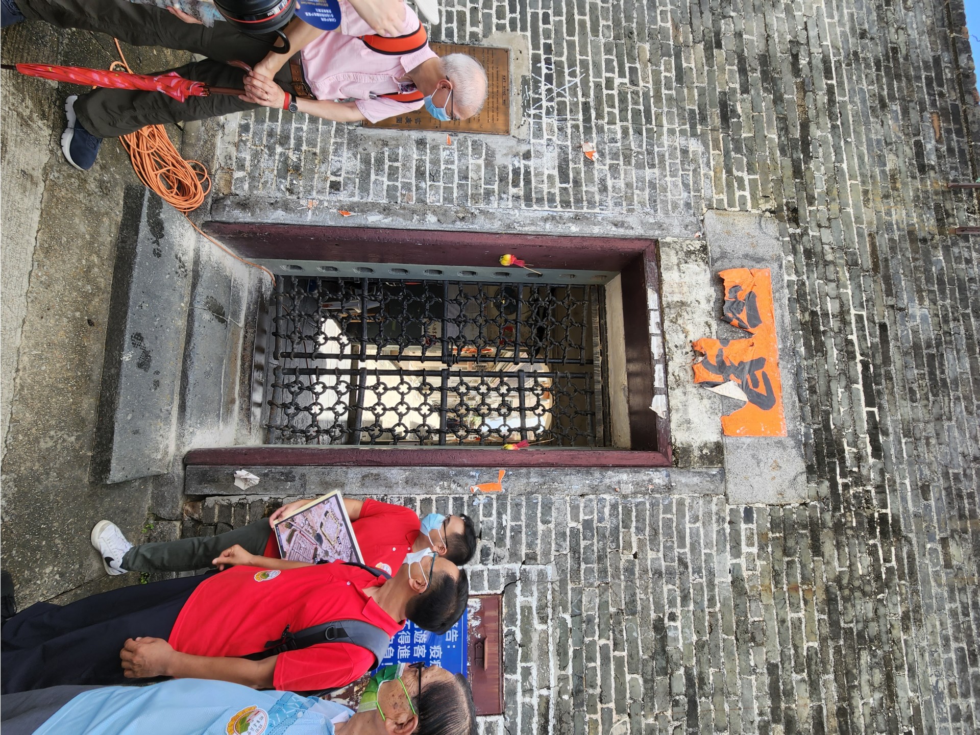 錦田吉慶圍前門留下的分屬吉慶圍(左)和泰康圍(右)的鐵門