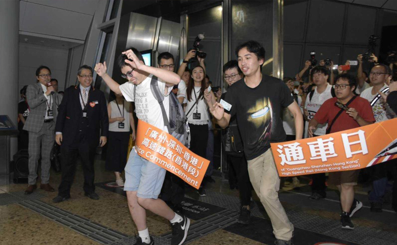 高鐵香港段通車當日，大批市民在西九龍站等待乘搭首班列車。首班列車早上7時開出，18分鐘後抵達終點深圳北站。（圖片來源：Getty Images)