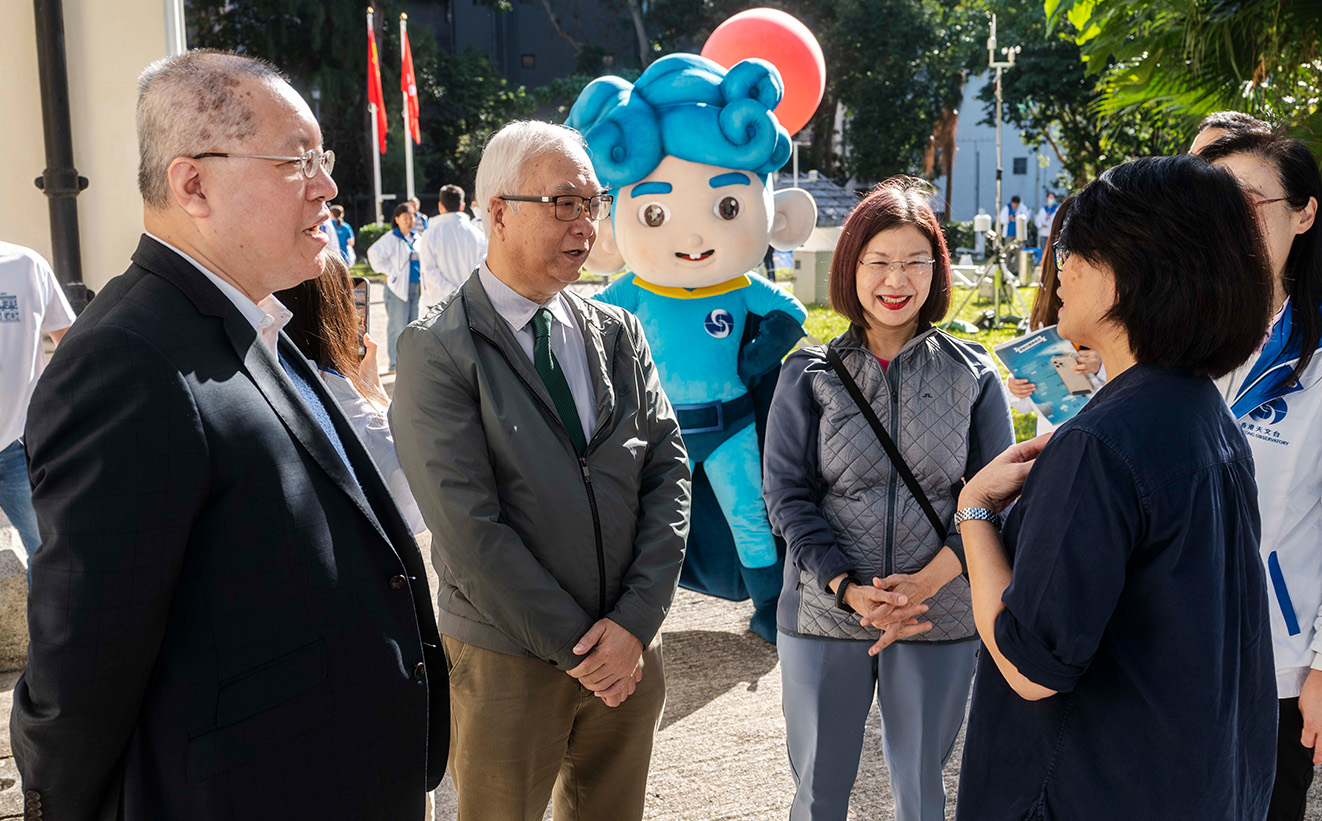 香港環境及生態局局長謝展寰及香港天文台台長陳栢緯等人