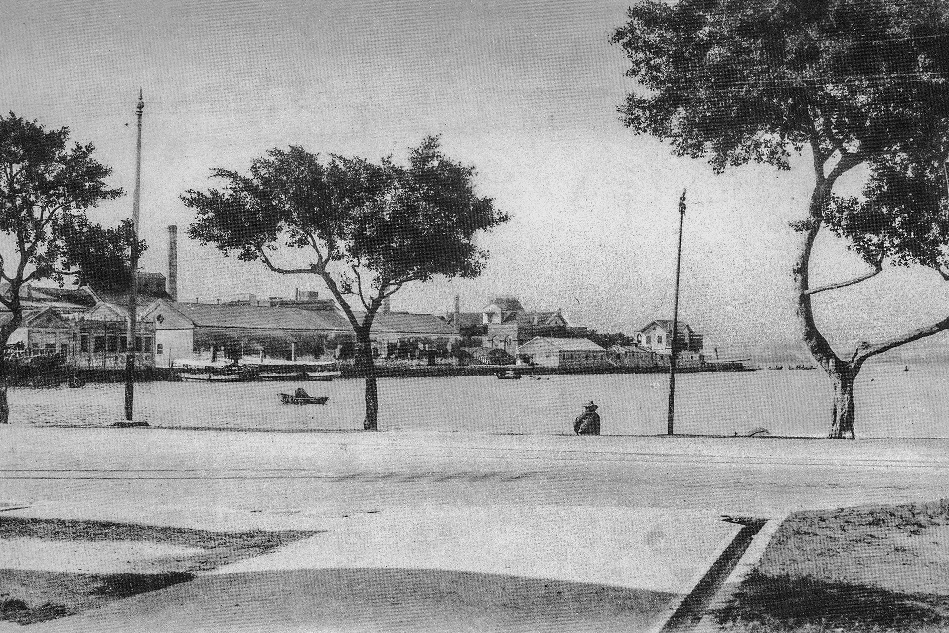 約1915年由馬球場望向高士威道，左邊為銅鑼灣東角，這裏到處是怡和洋行的糖廠及貨倉。（圖片來源：鄭寶鴻提供）