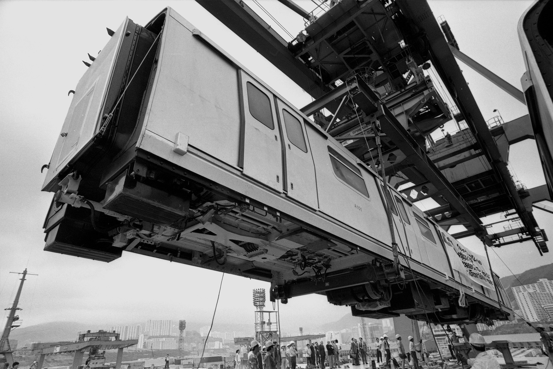 1978年地下鐵路建造期間，新製鐵路車廂送達至葵涌貨櫃碼頭。（圖片來源：Getty Images)