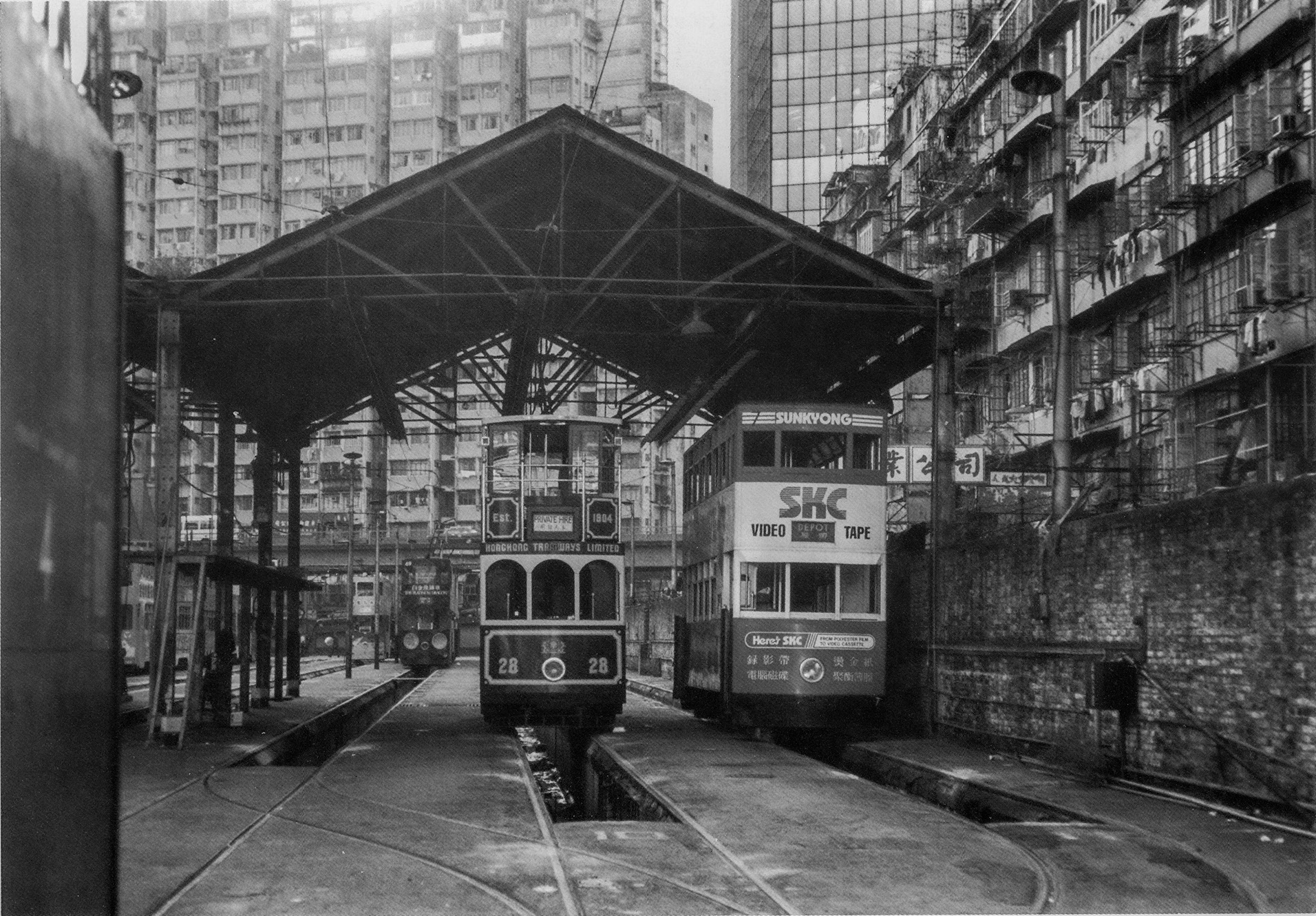 約1985年由波斯富街望向電車廠，這裏後來改建成今天的時代廣場，而右邊的羅素街也從果菜市場變成商廈林立的休閒購物大道。（圖片來源：鄭寶鴻提供）
