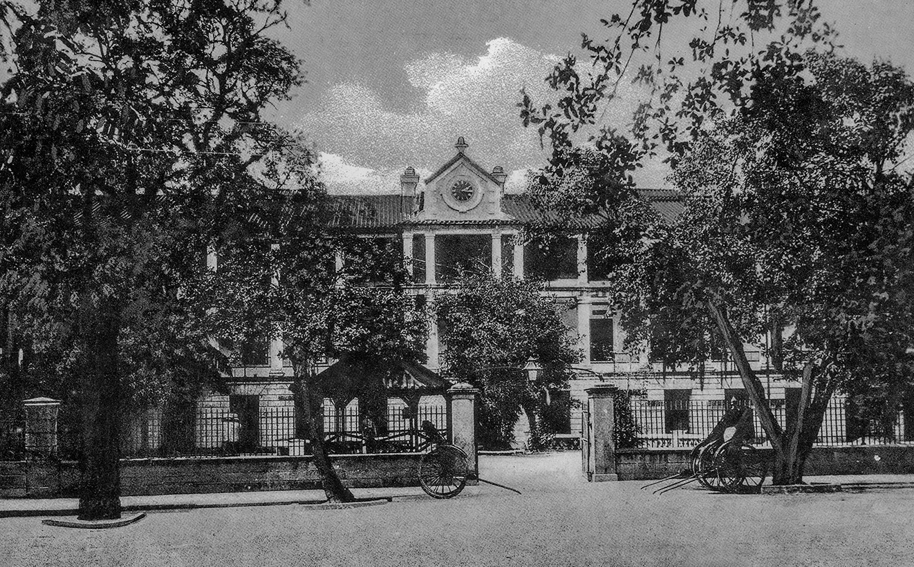 約1915年威靈頓軍營的樂禮大廈，樓頂金色的時鐘即為「金鐘」一命的起源，該址現為樂禮街旁的夏愨大廈。（圖片來源：鄭寶鴻提供）