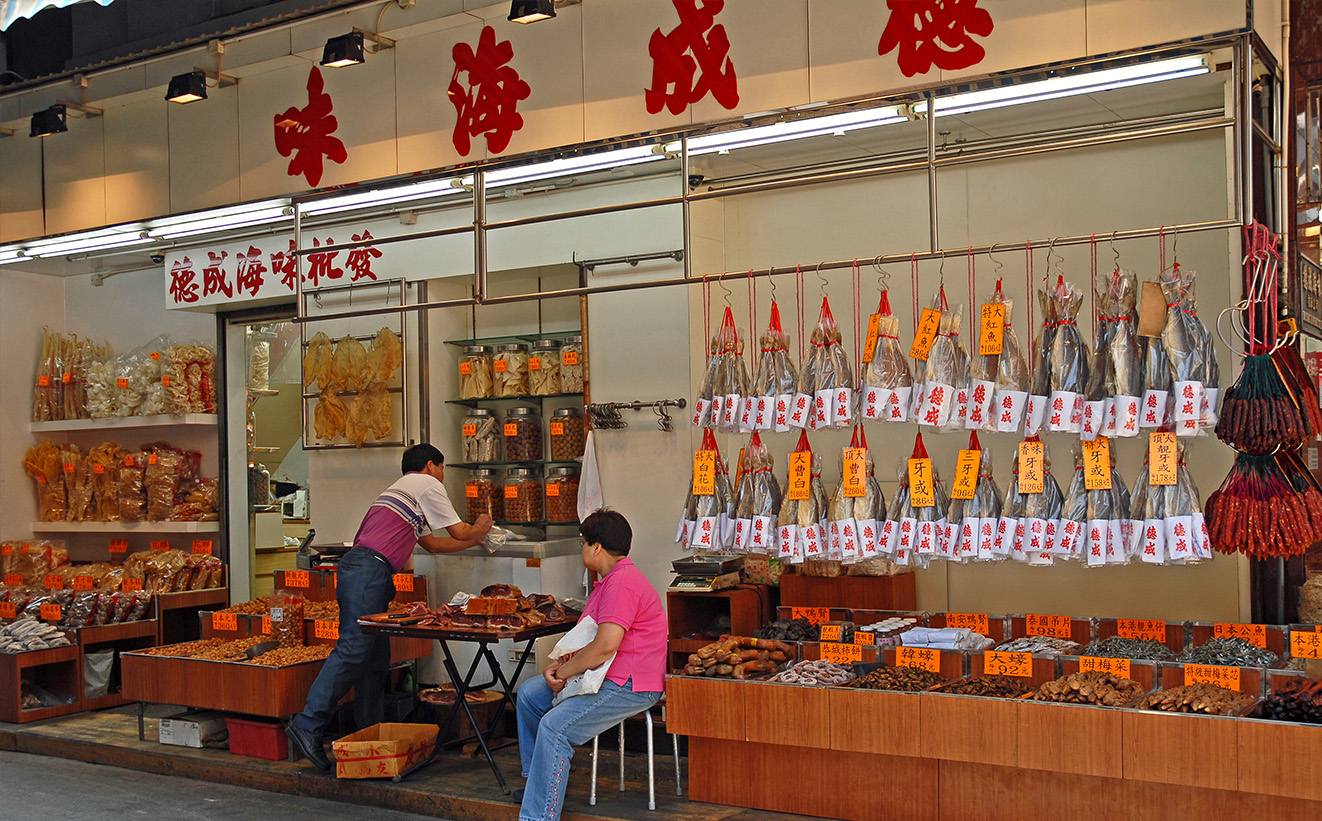 德輔道西又有「鹹魚欄」之稱。（圖片來源：Shutterstock）