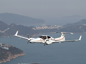 DA42可予經驗較淺的定翼機機師安全和迅速地累積優質的飛行經驗。（圖片來源：飛行服務隊網站）