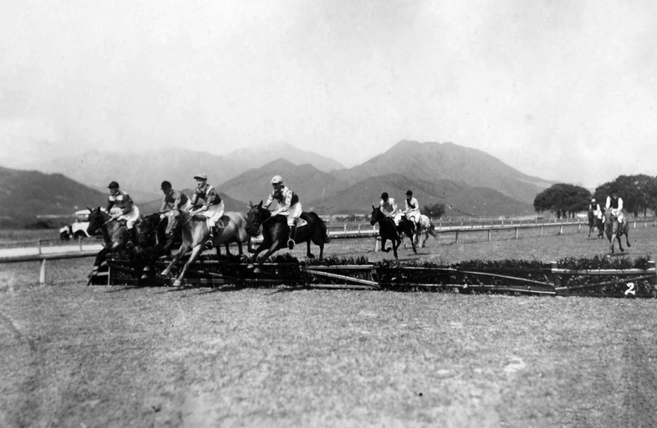粉嶺狩獵暨賽馬會於軍地馬場舉行的障礙賽事，攝於1934年。（圖片來源：香港大學圖書館）