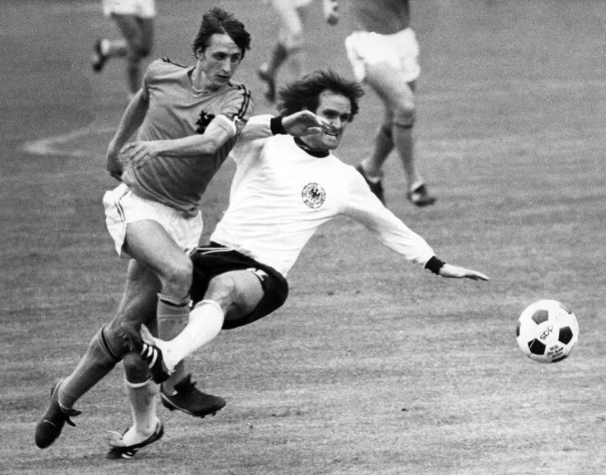 1974年，本港大部分家庭只擁有黑白電視，評述員「講波」時會加以補充：「黑白機深色衫是荷蘭，白色衫是西德」，協助家庭觀眾辨別兩隊球員。（圖片來源：FIFA官方網站）