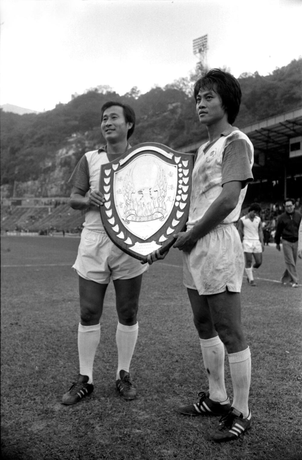 張子岱（左）與鐘楚維（右）於1978年決賽擊敗精工後一同舉起銀牌。