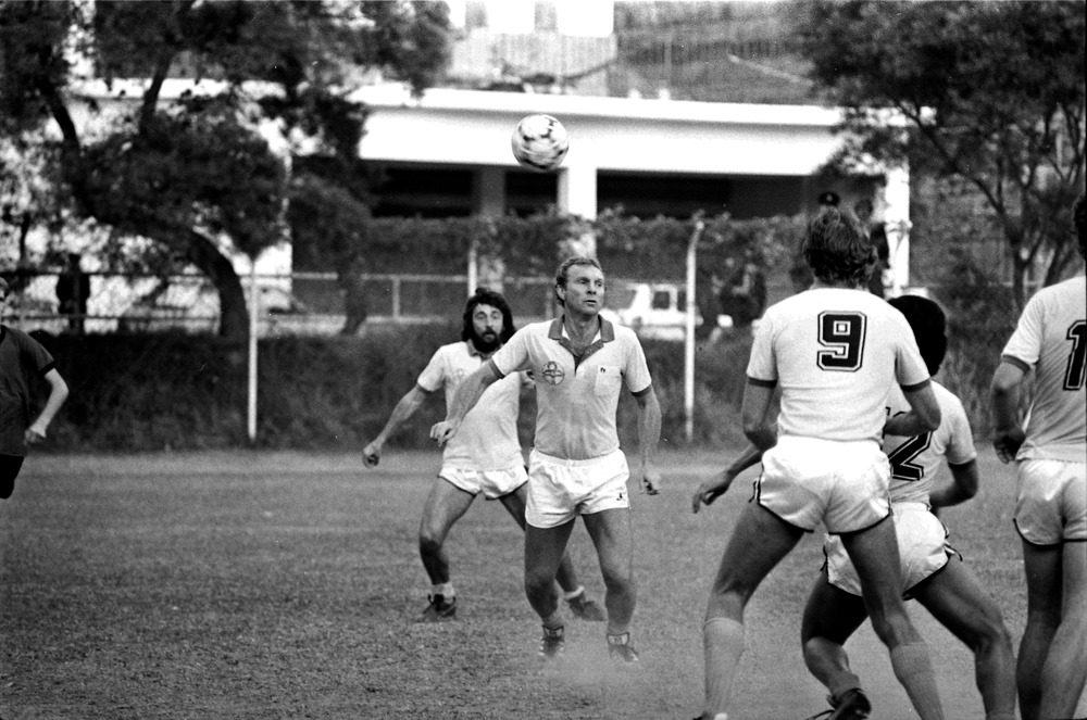 卜比．摩亞於1981年銀牌決賽舉行前與東方球員進行操練。（圖片來源：South China Morning Post via Getty Images)