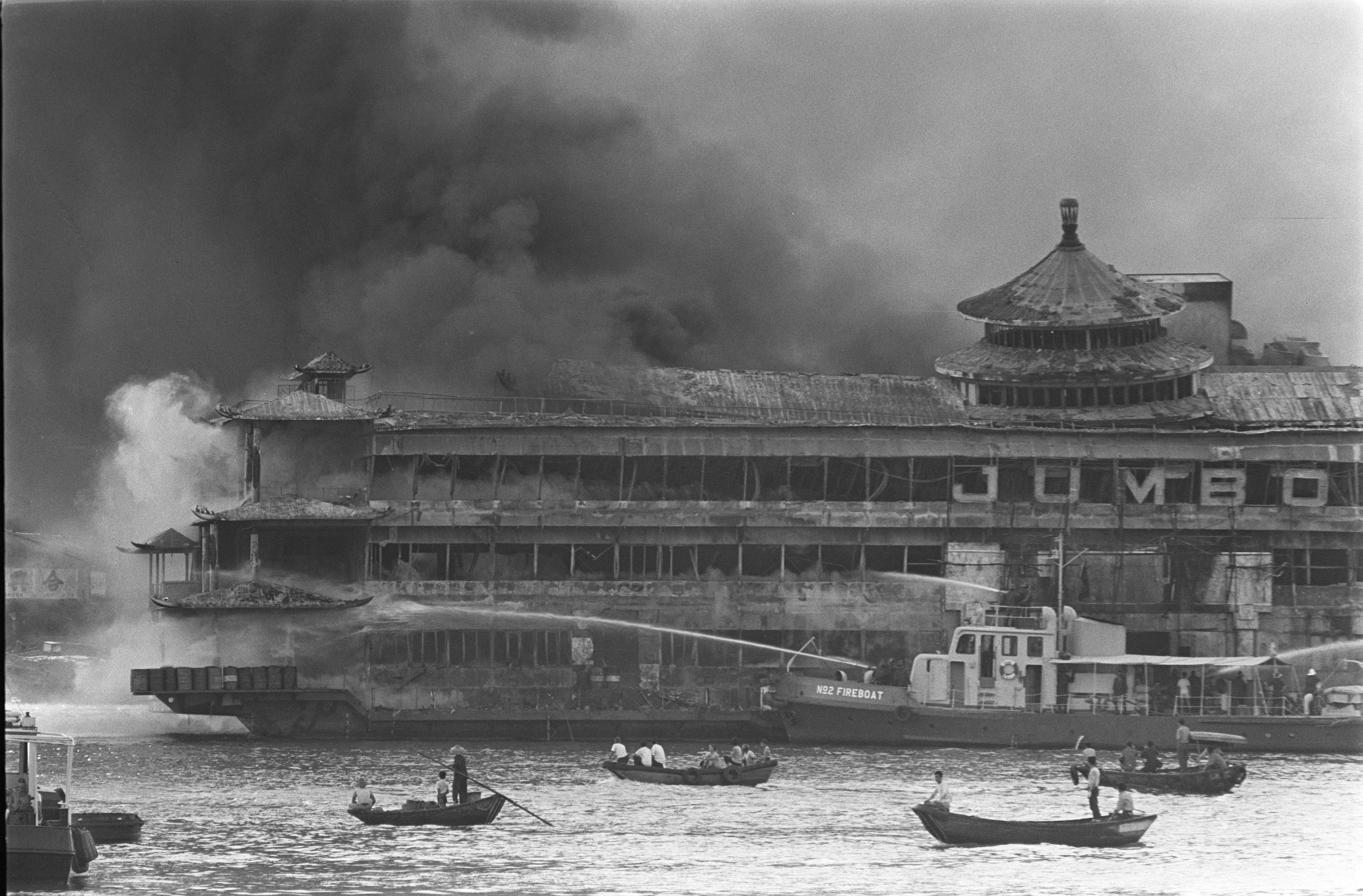 1971年10月30日，珍寶海鮮舫在準備開業前發生四級大火，全艘海鮮舫焚毀。（圖片來源：南華早報)