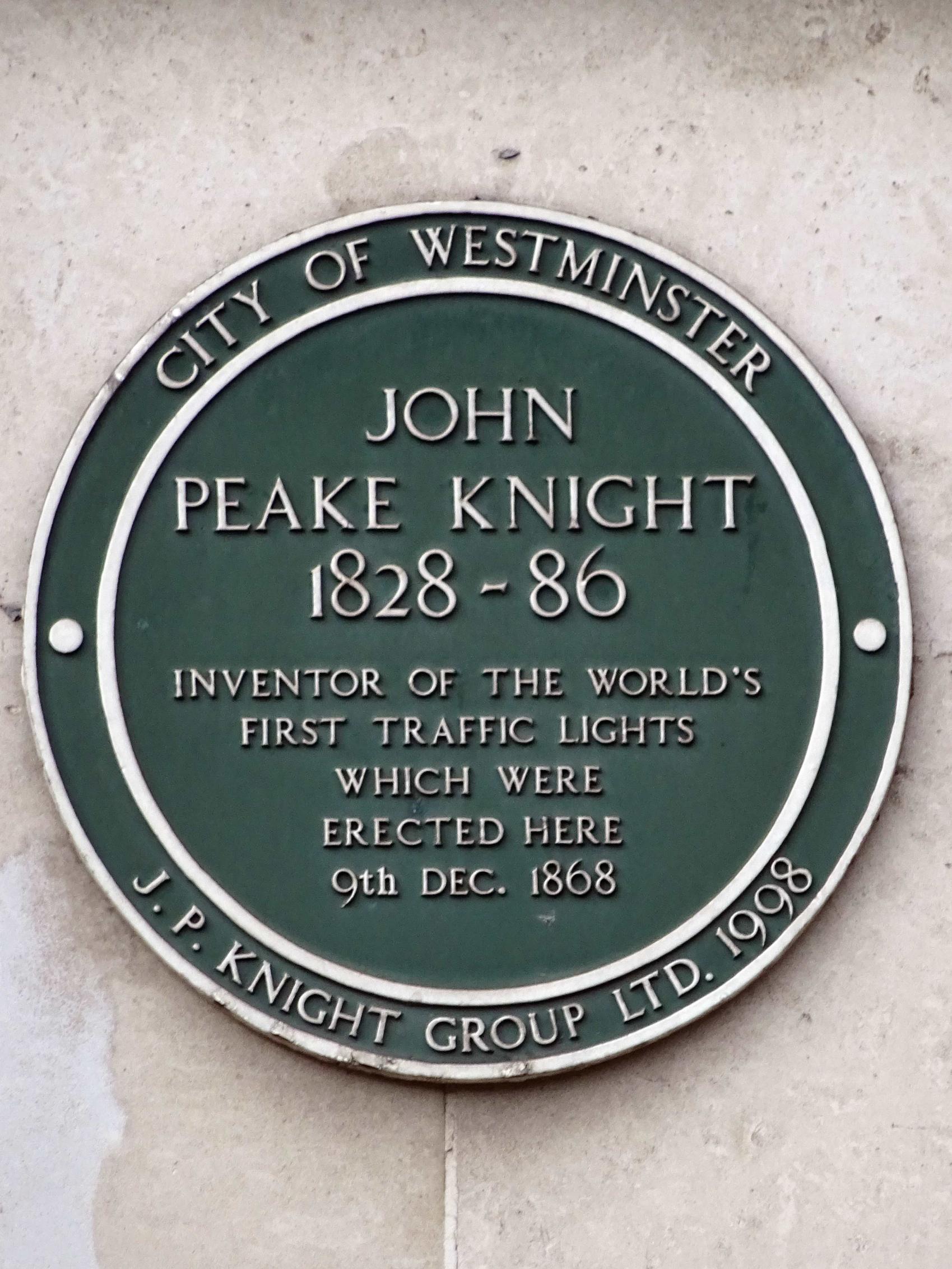 在倫敦西敏宮牆上掛有一個綠色牌匾，紀念發明世上第一支交通燈的鐵路工程師黎德。（圖片來源：Wikimedia Commons） 