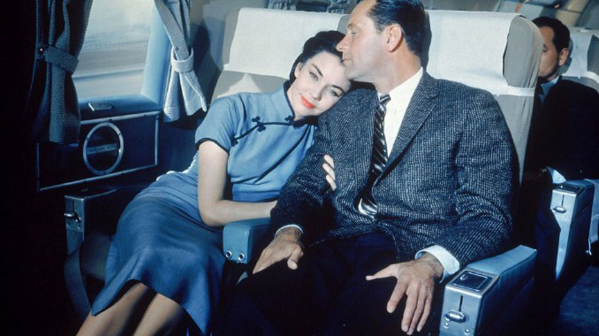 1955年的荷里活電影《生死戀》中，飾演瑪麗醫院醫生韓素音的女演員珍妮花鍾絲，在戲中示範了多款流行長衫。（網上圖片）