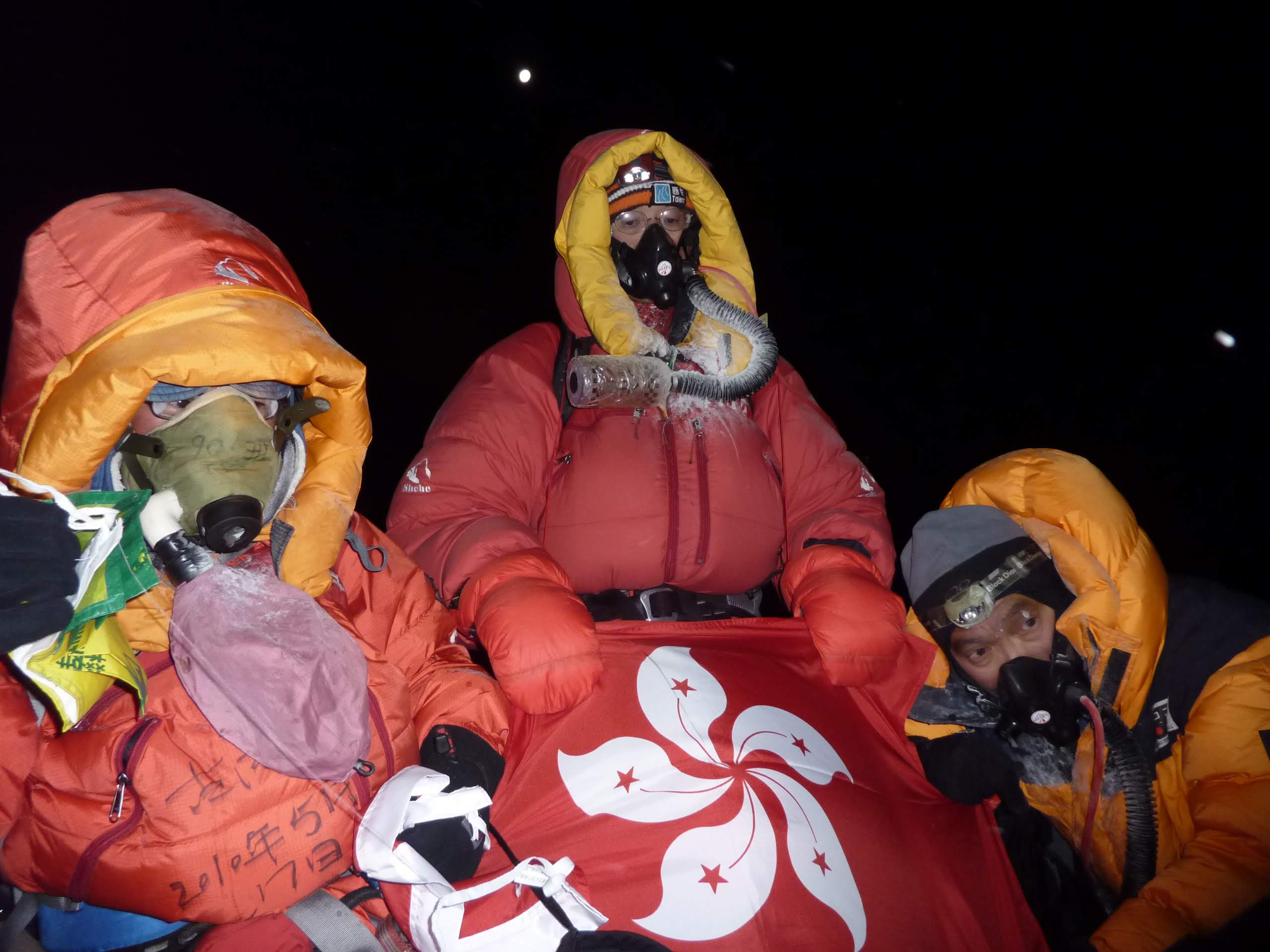 2011年，羅啟義（右）與另一名情同師徒的攀山專家黃炎良（左）及友人朱棋端（中），征服珠穆朗瑪峰。（圖片來源：羅啟義提供）