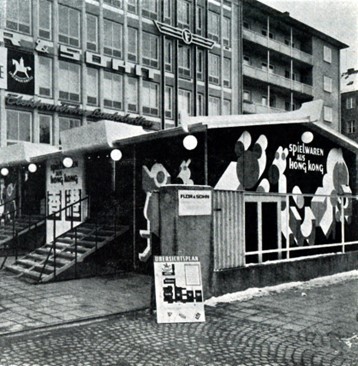 1968年，香港玩具業欲參加全球最重要的德國紐倫堡玩具展，但不得其門而入，貿發局把東非之旅的貨櫃車運到紐倫堡玩具展的停車場，在展會外擺展，為香港玩具向世界推廣，取得零的突破。