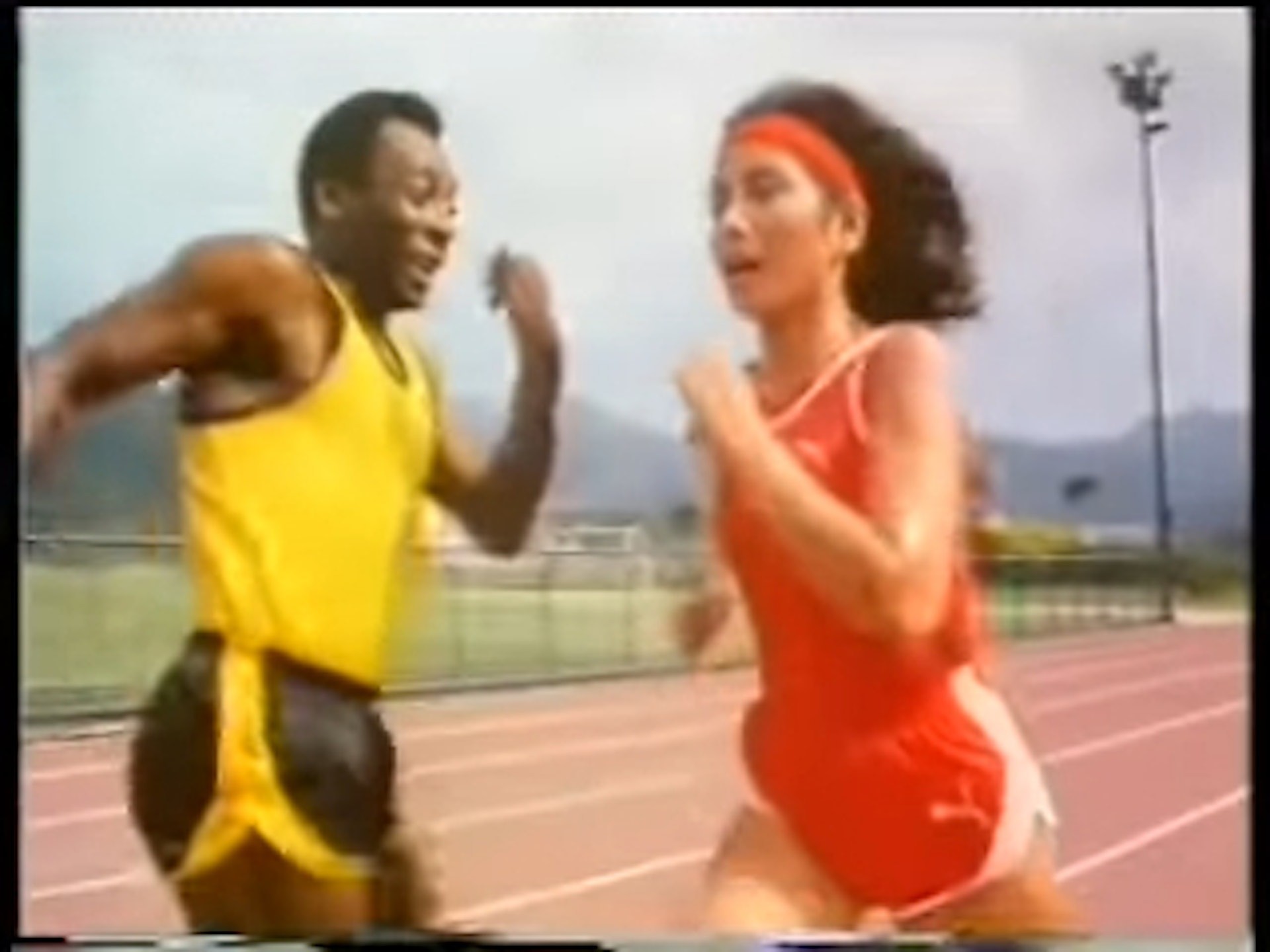 比利於1983年與當時只有23歲的「女神」鍾楚紅拍攝運動品牌廣告。（YouTube截圖）