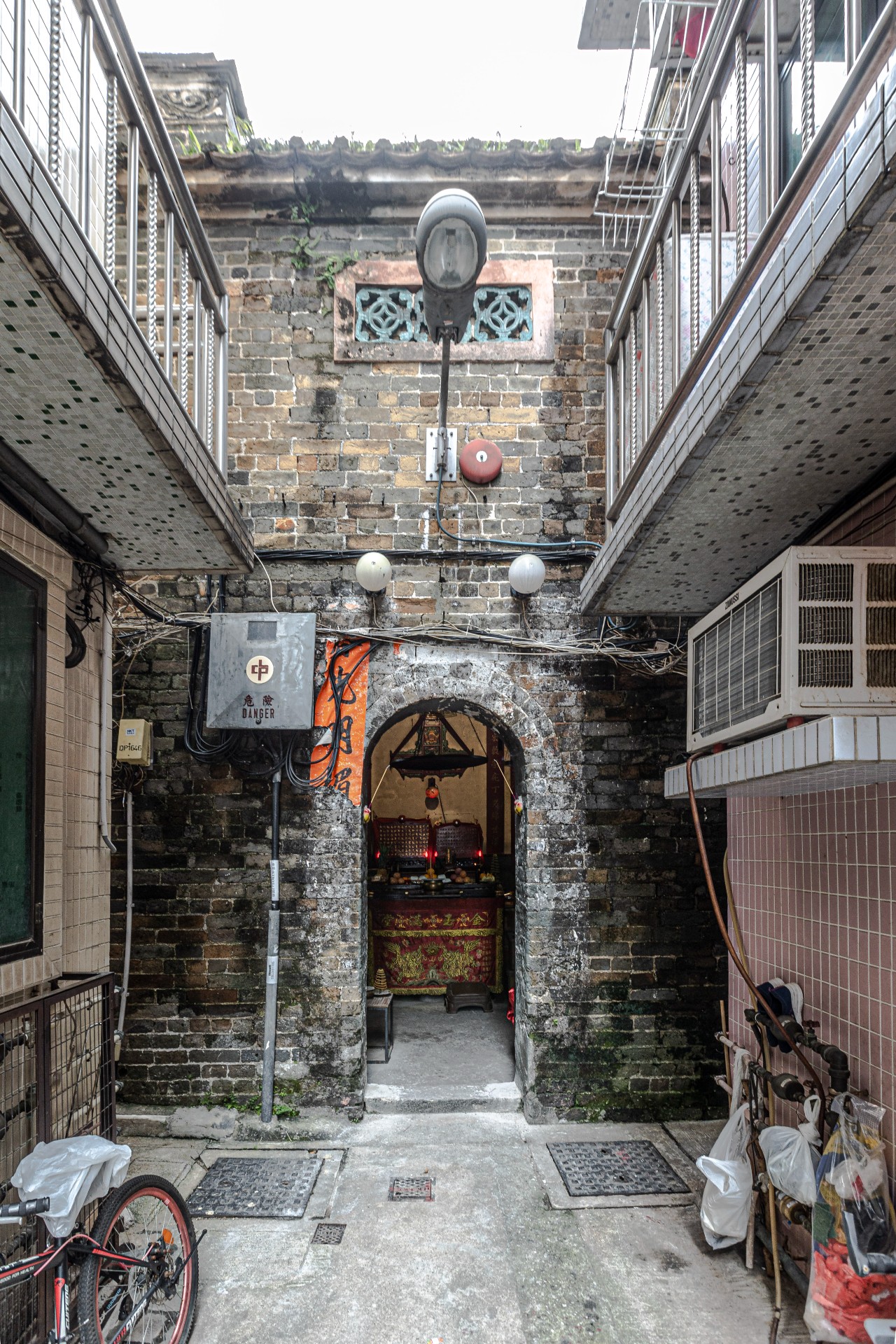 吉慶圍圍村內最末端位置的神廳入口