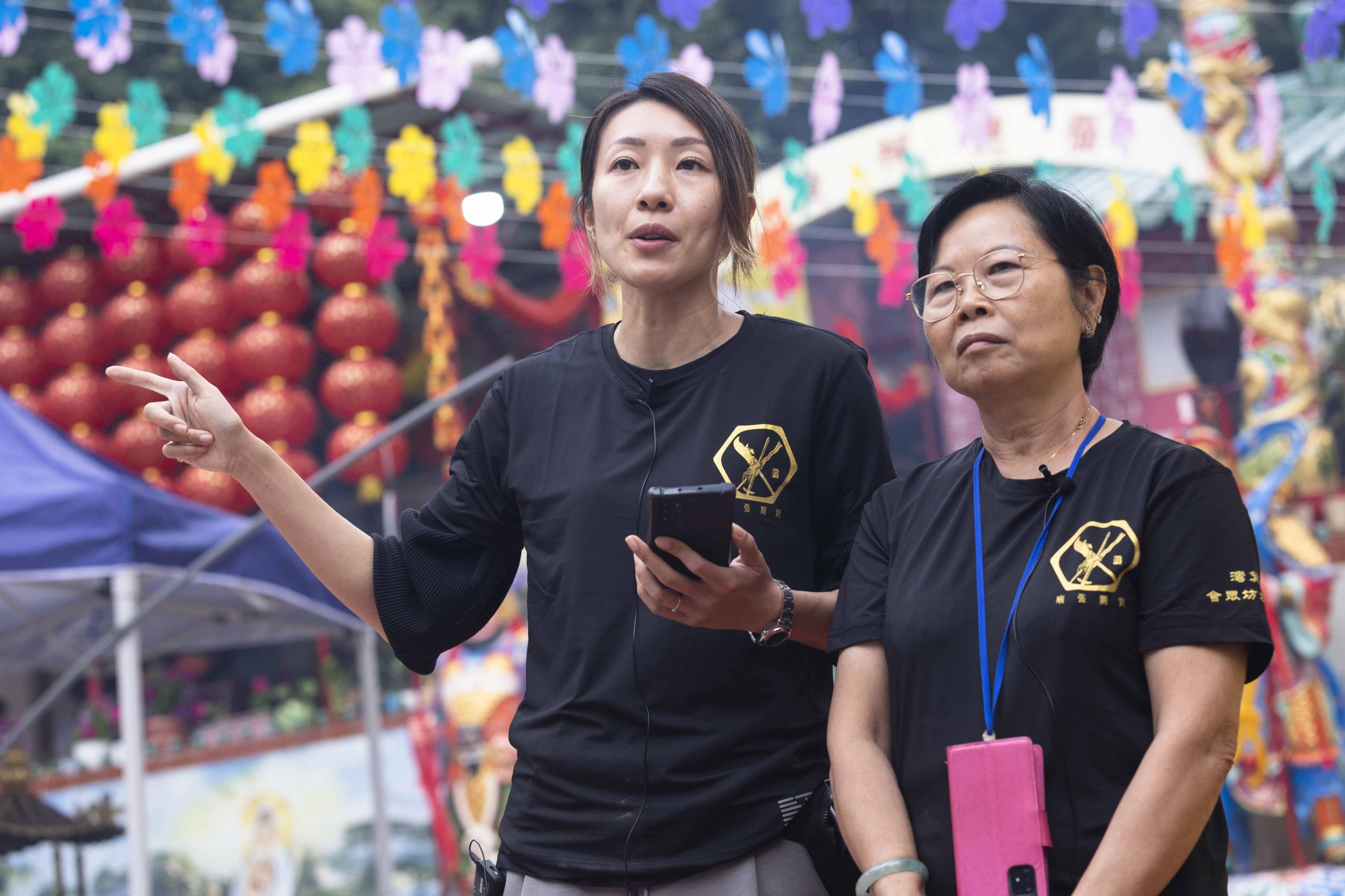 張飛廟第二代承傳人鄭小姐（左）表示，鄭太（右）接任主席一職後，便要面對復修廟宇群的難題。