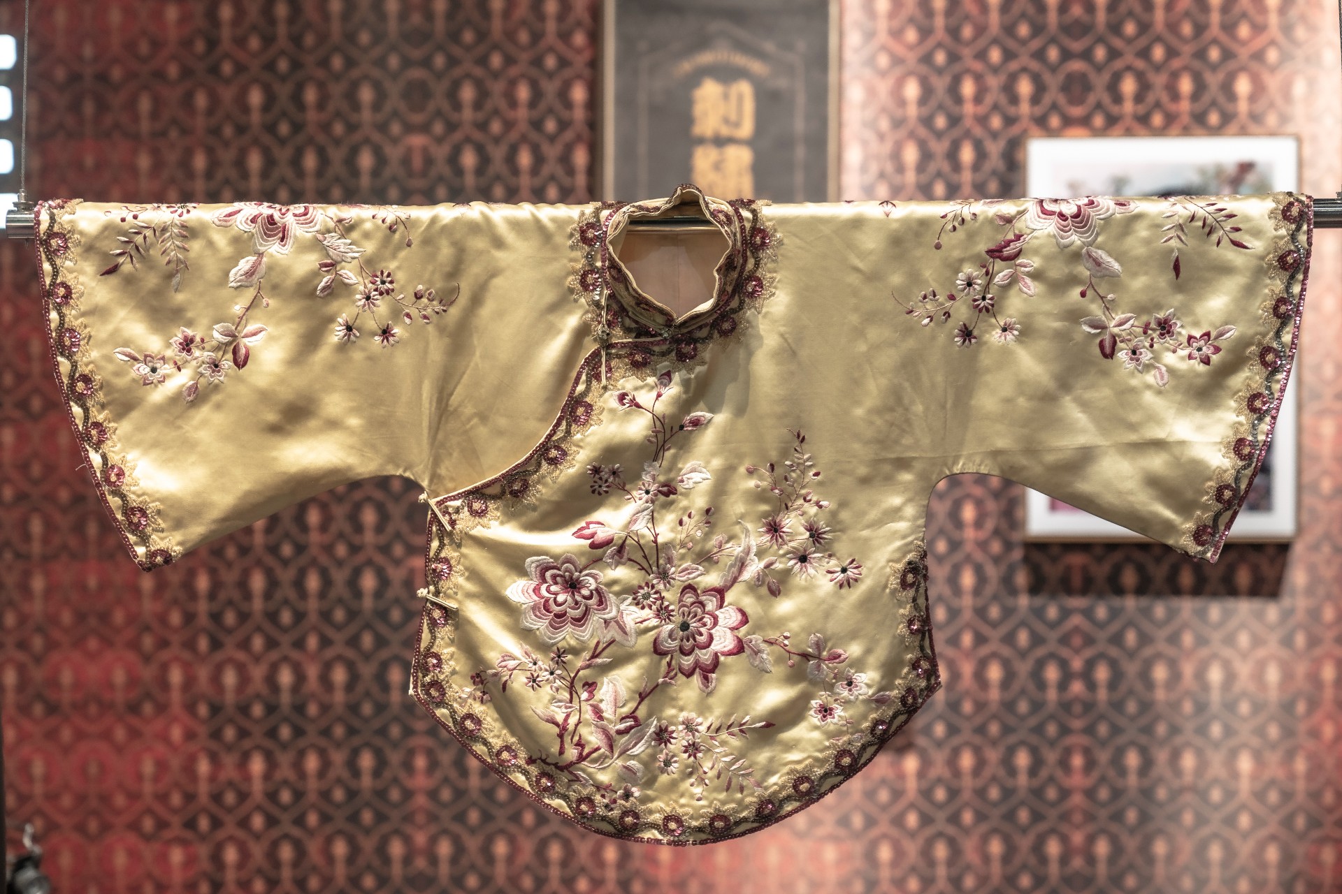 十九世紀最古老的長衫款式，當時只有上身，下身需另外配上長褲。