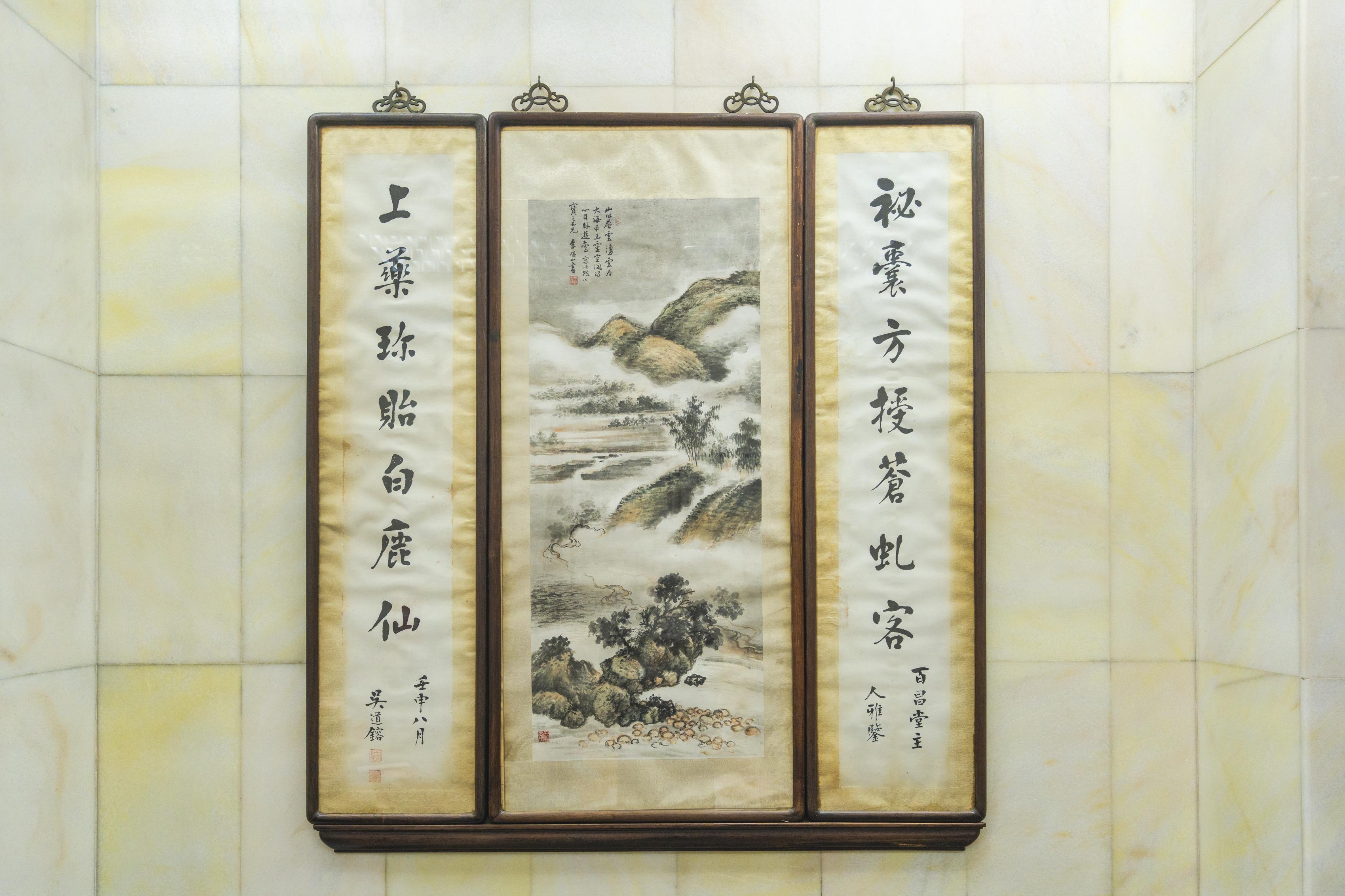 百昌堂的牆上掛着一副對聯，由民初吳道鎔太史為百昌堂提字。 