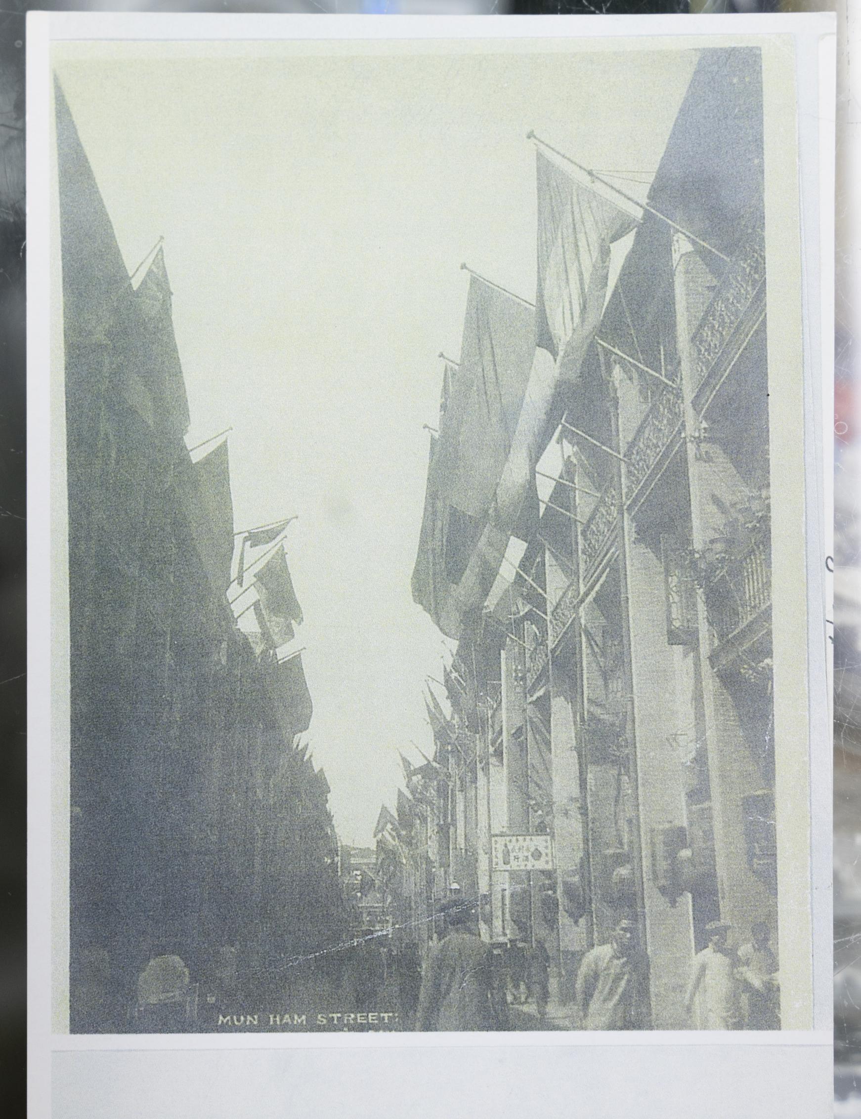 鄭寶鴻收藏了一張約於1915年拍攝的舊照，見到文咸西街的南北行於農曆新年時，掛滿當時代表中華民國的五色旗。（鄭寶鴻提供圖片） 