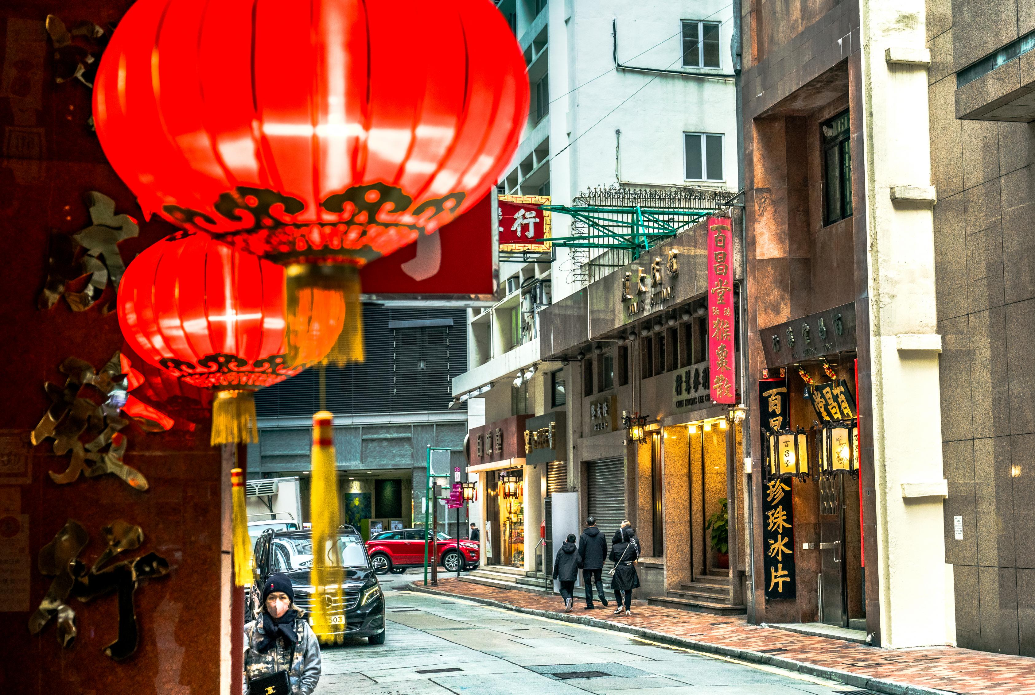 每年新年，有「南北行街」之稱的文咸西街都會掛滿燈籠應節。 