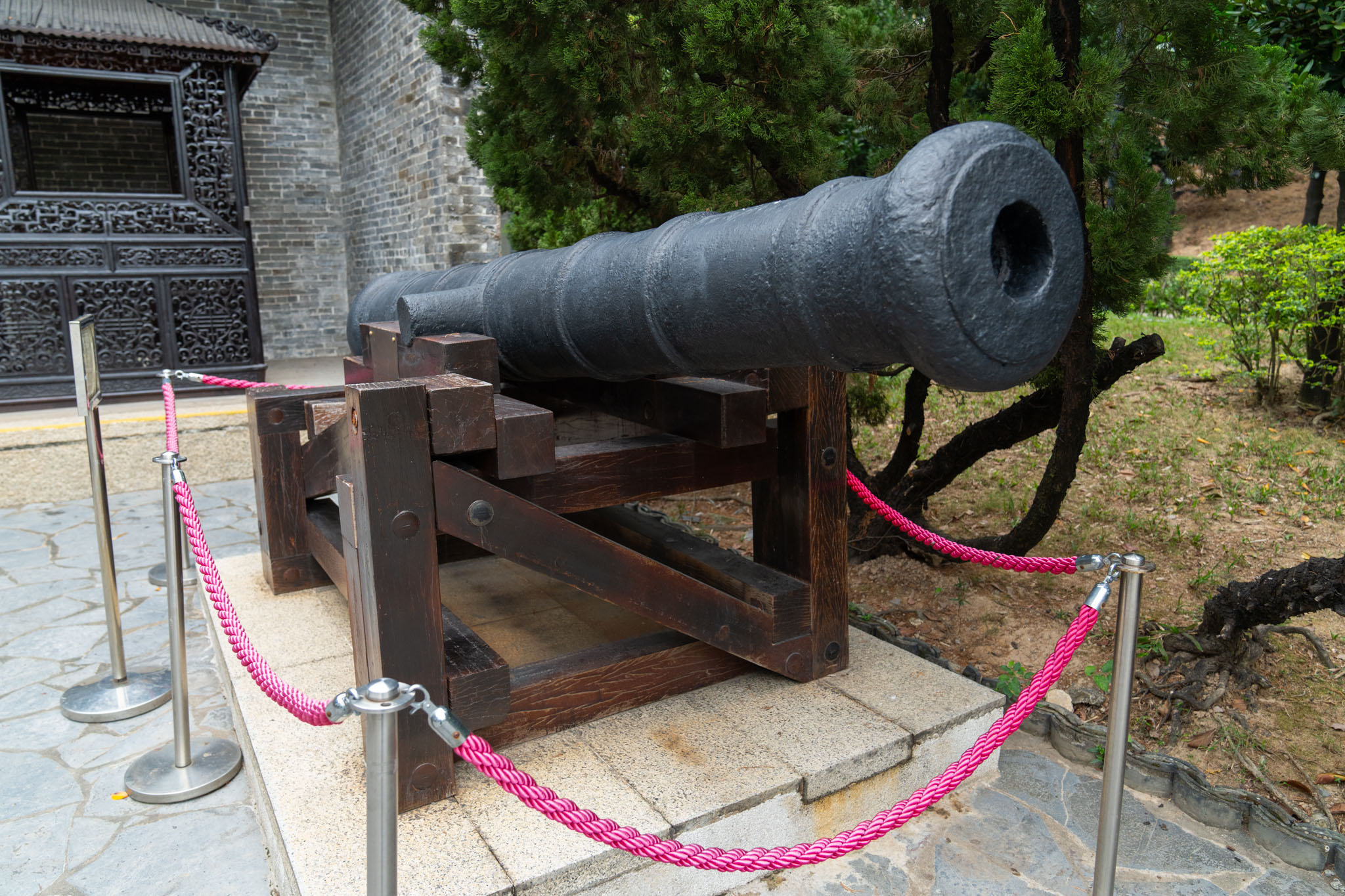 當年九龍寨城放有大炮，並於清拆時出土，現時放在公園內的展覽區展出。余兒透露，劇組曾製作了像真度極高的寨城大炮作道具，可惜最後未有出現在最終的剪接版本內。