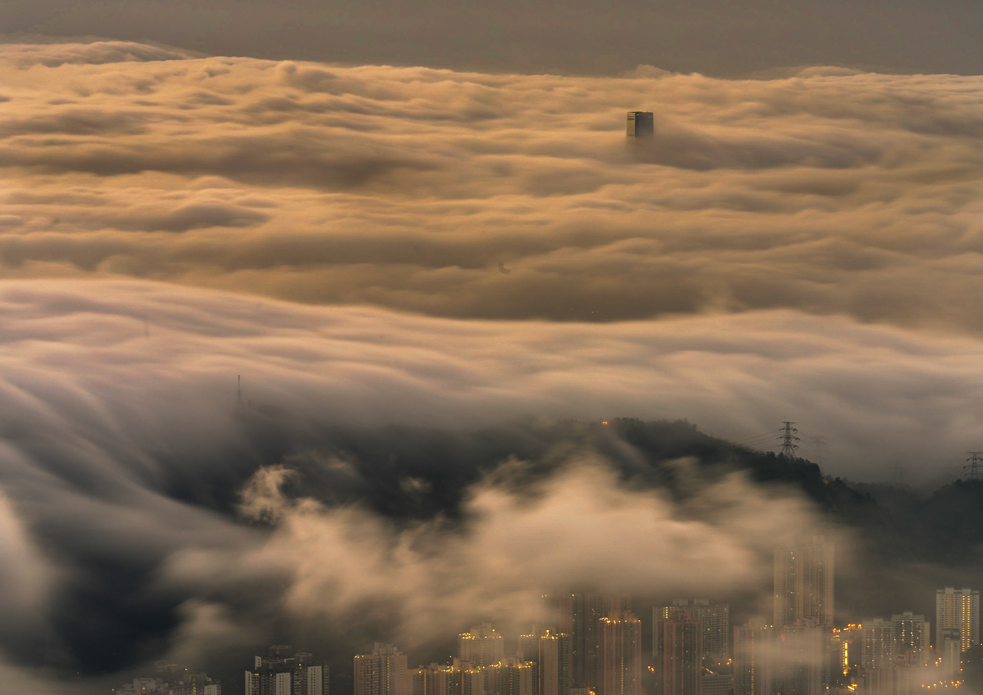 2020年，劉兆景登上香港之巔大帽山拍下大雲海美景，剛好那天是他與資深攝影師田進福相識的日子。（圖片來源：劉兆景提供）