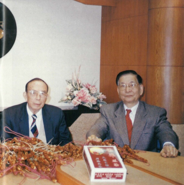 榮華創辦人劉培齡（右）與本地著名飲食專家謝偏（左）和陳飛，合力把榮華發展成家傳戶曉的飲食集團。（《工商月刊》圖片）