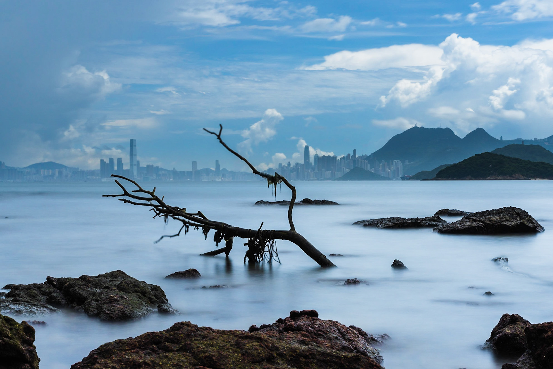 2017年，超級颱風天鴿襲港後，劉兆景在坪洲近海位置，拍下海洋污染物與香港城市面貌相映的景象。（圖片來源：劉兆景提供）