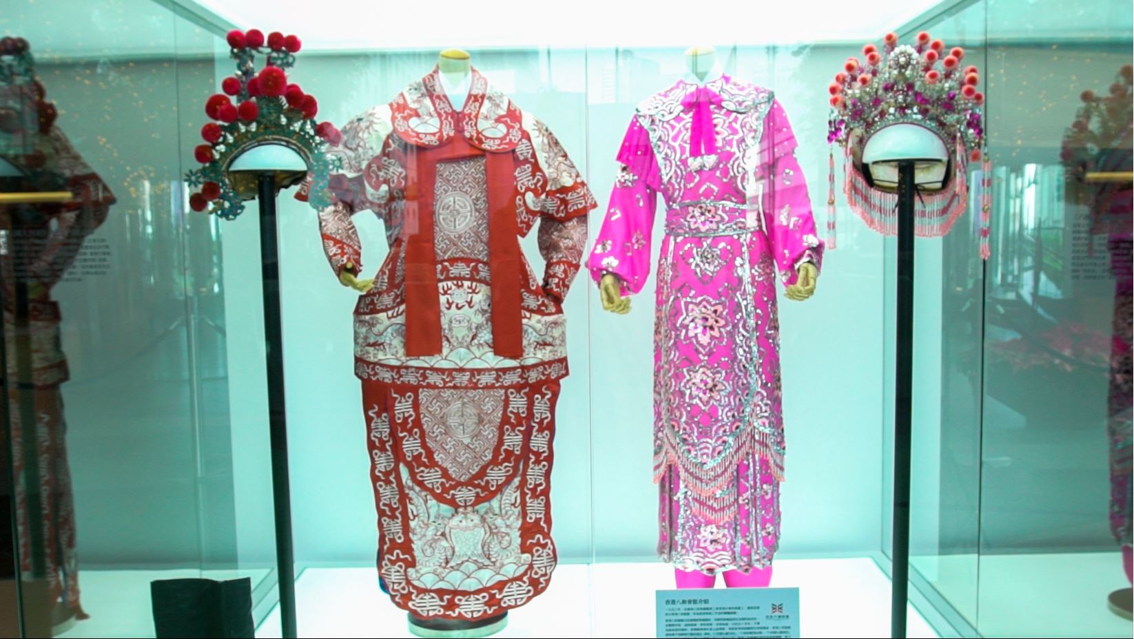 「『同舟共濟 志同道合』港穗雙城圖片展覽」得到香港八和會館借出汪明荃博士及羅家英先生的戲服作展覽。