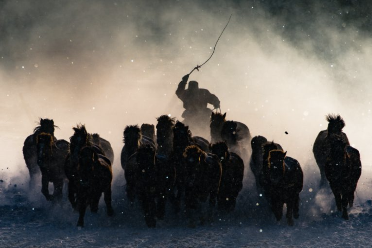劉兆景憑作品「冬天的騎師」（Winter Horseman），在2016年獲得《國家地理雜誌》「國家地理旅行者」攝影比賽總冠軍 。（圖片來源：劉兆景攝/《國家地理雜誌》）