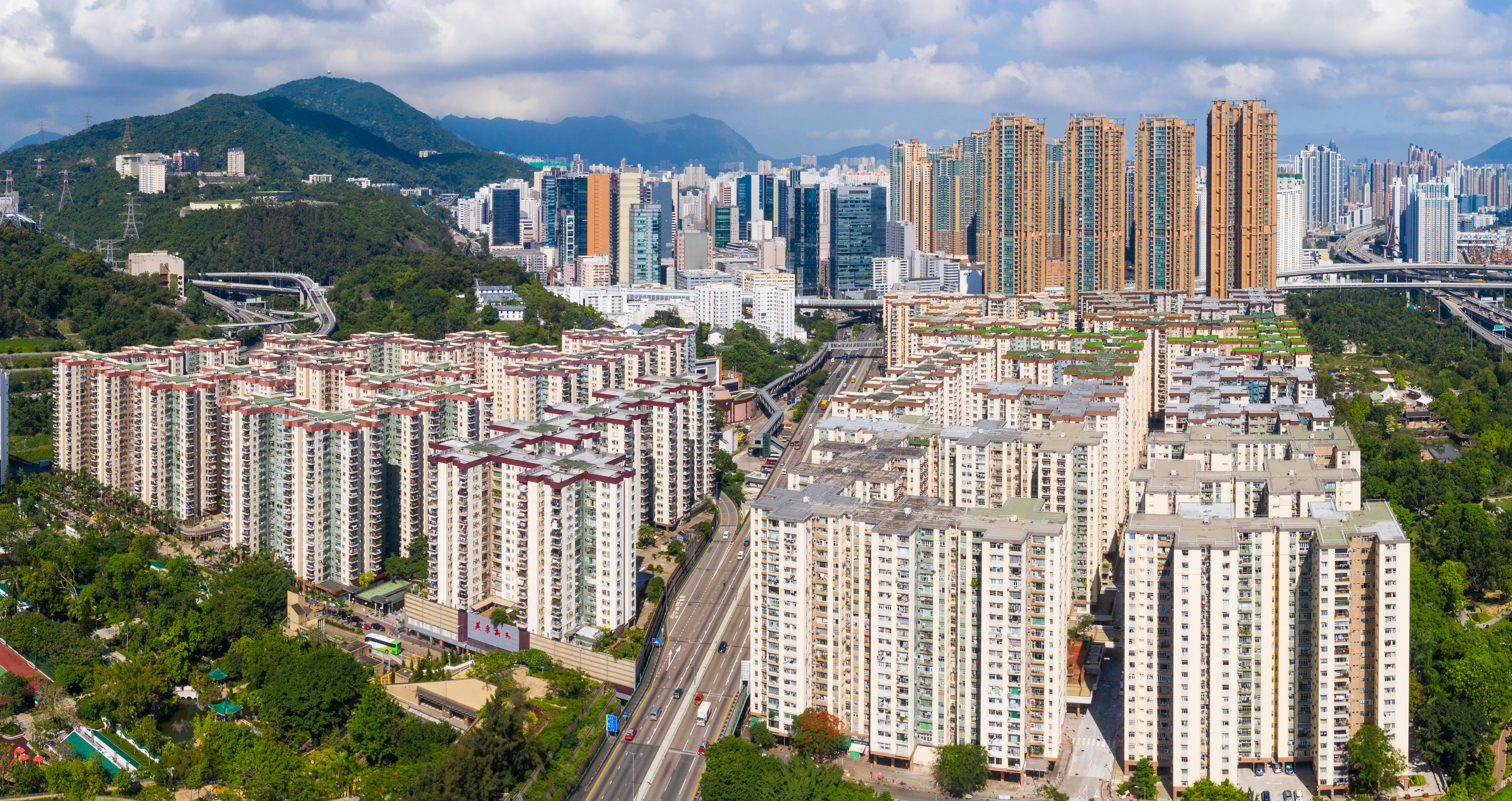 美孚新邨是香港首個私人興建的新型屋邨，於1968 年至1978年間分8期落成，共有99座，成為全港座數最多的屋邨。