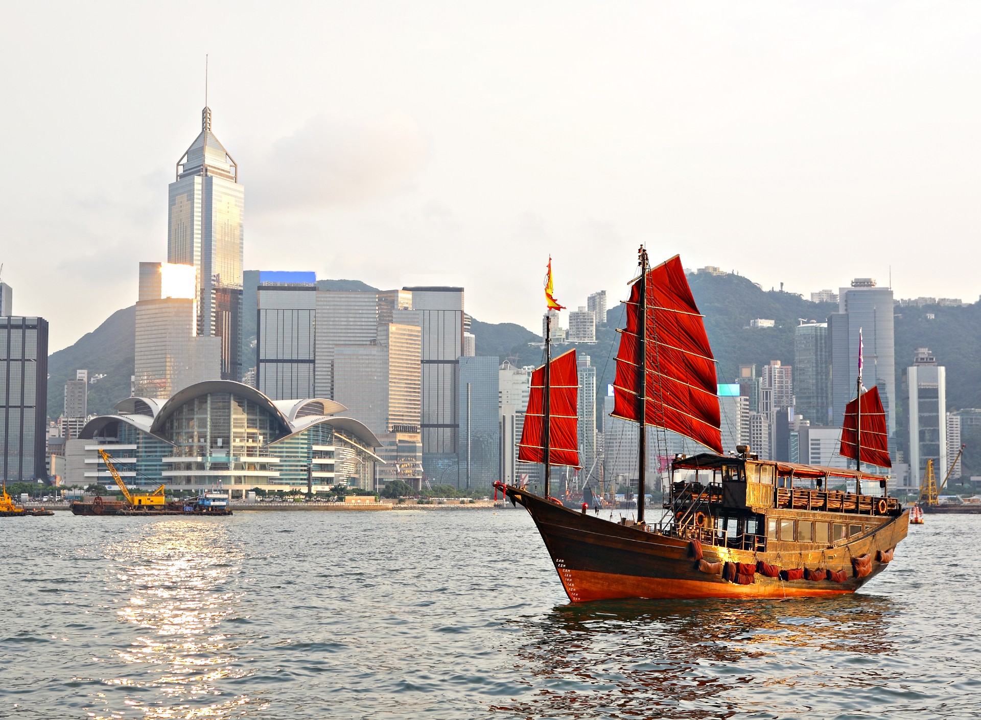 改革開放下，香港從輕工業產品製造出口，轉型為服務業經濟體、國際金融中心及航運中心。（圖片來源：Shutterstock）